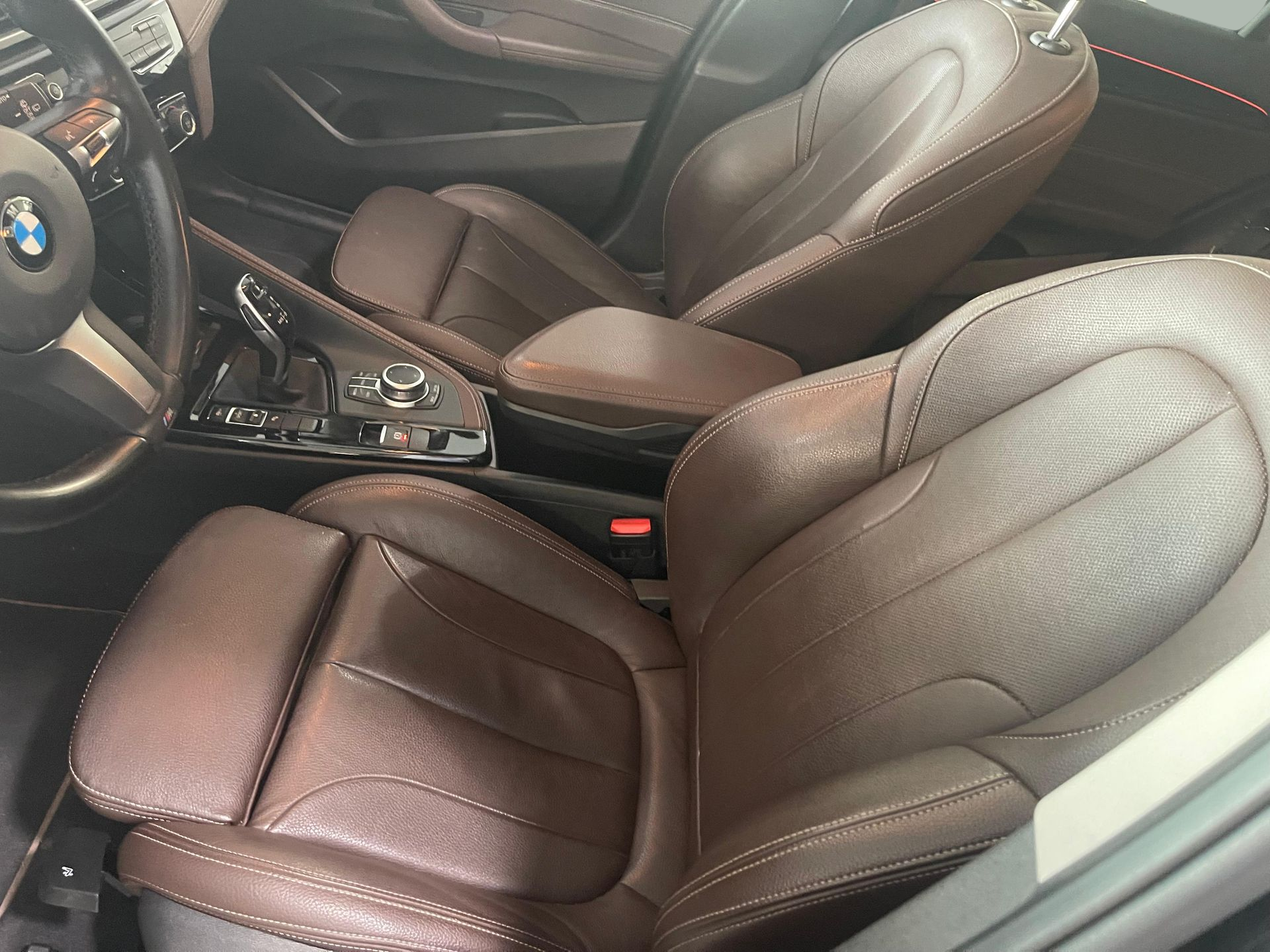 BMW X2 sDrive18d color Negro. Año 2019. 110KW(150CV). Diesel. En concesionario Santogal Carnaxide de Oeiras