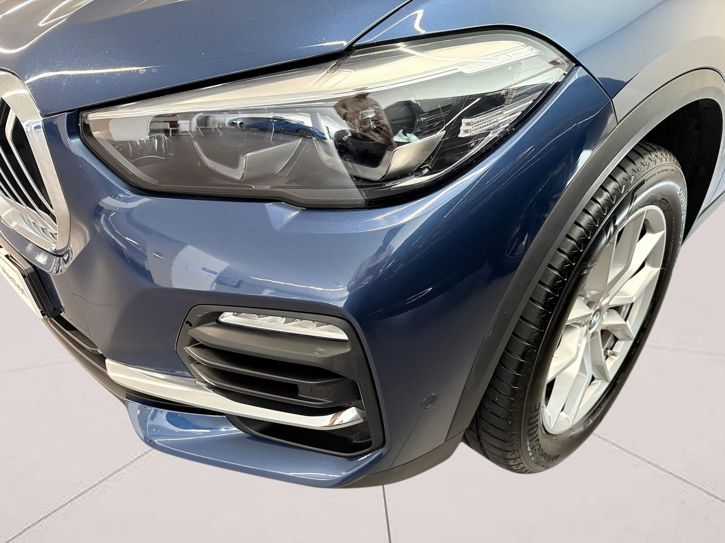 BMW X5 xDrive45e color Azul. Año 2020. 290KW(394CV). Elétrico / Gasolina Híbrido. En concesionario Santogal Carnaxide de Oeiras