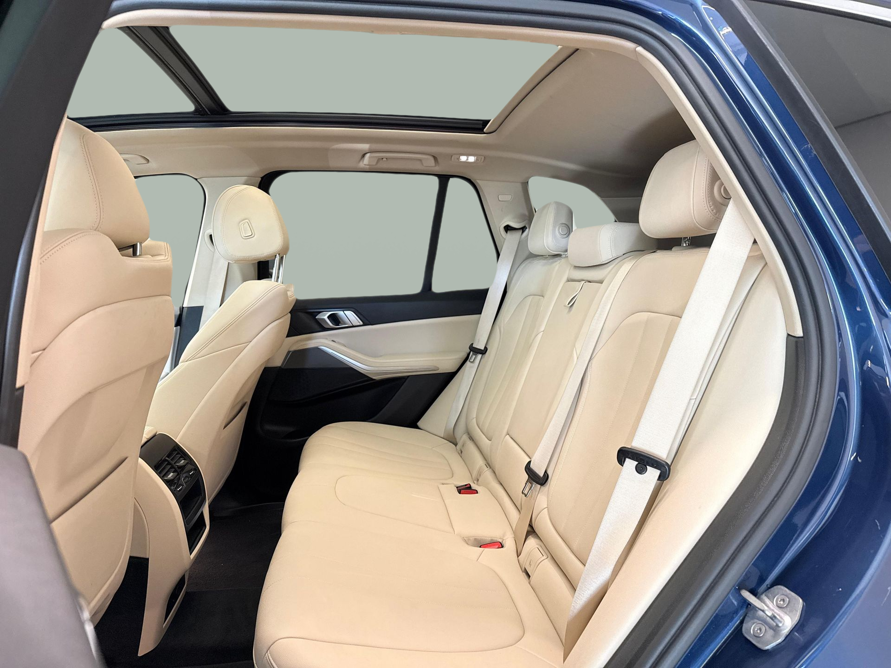 BMW X5 xDrive45e color Azul. Año 2020. 290KW(394CV). Elétrico / Gasolina Híbrido. En concesionario Santogal Carnaxide de Oeiras
