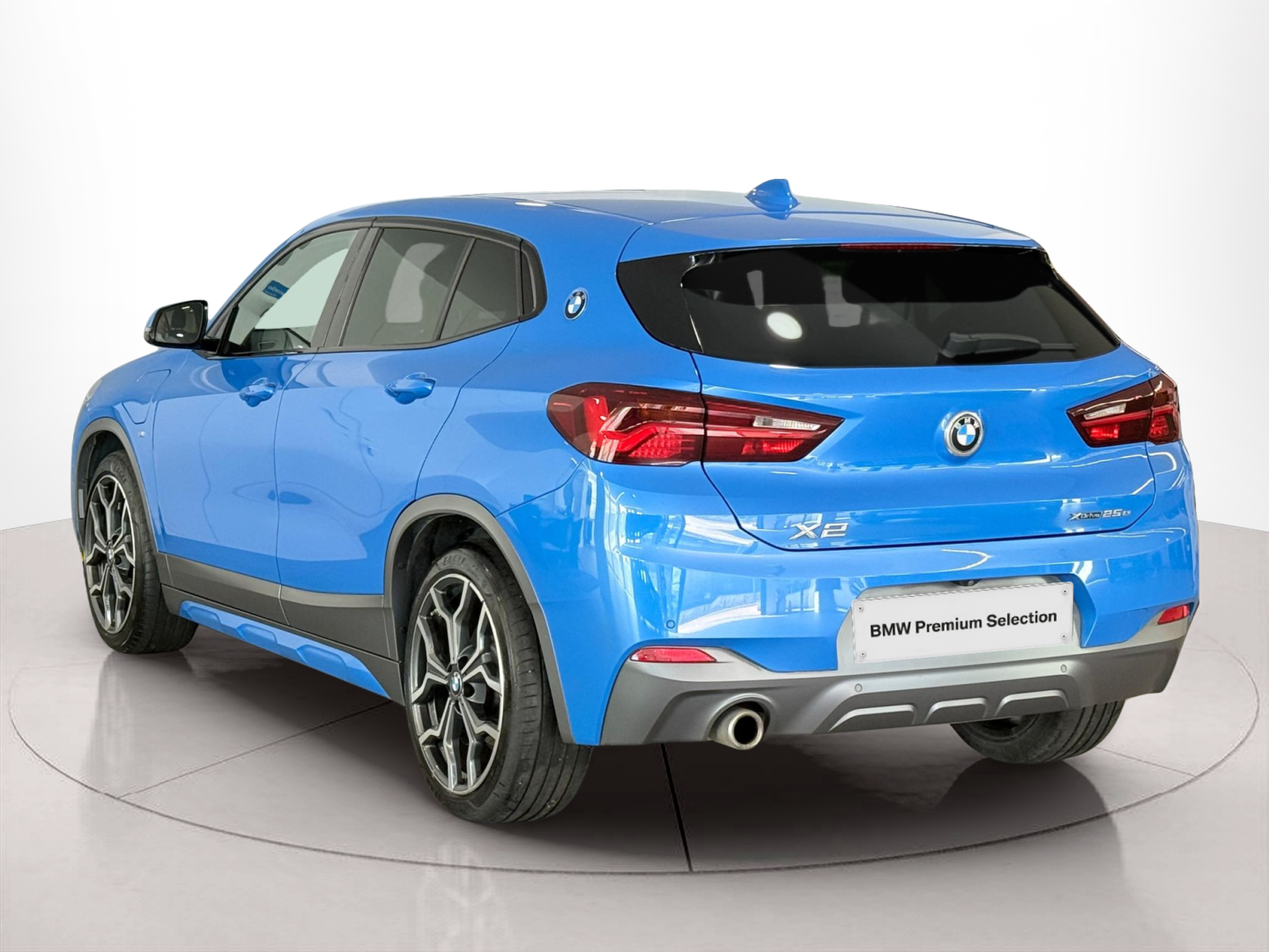 BMW X2 xDrive25e color Azul. Año 2021. 162KW(220CV). Elétrico / Gasolina Híbrido. En concesionario Santogal Carnaxide de Oeiras