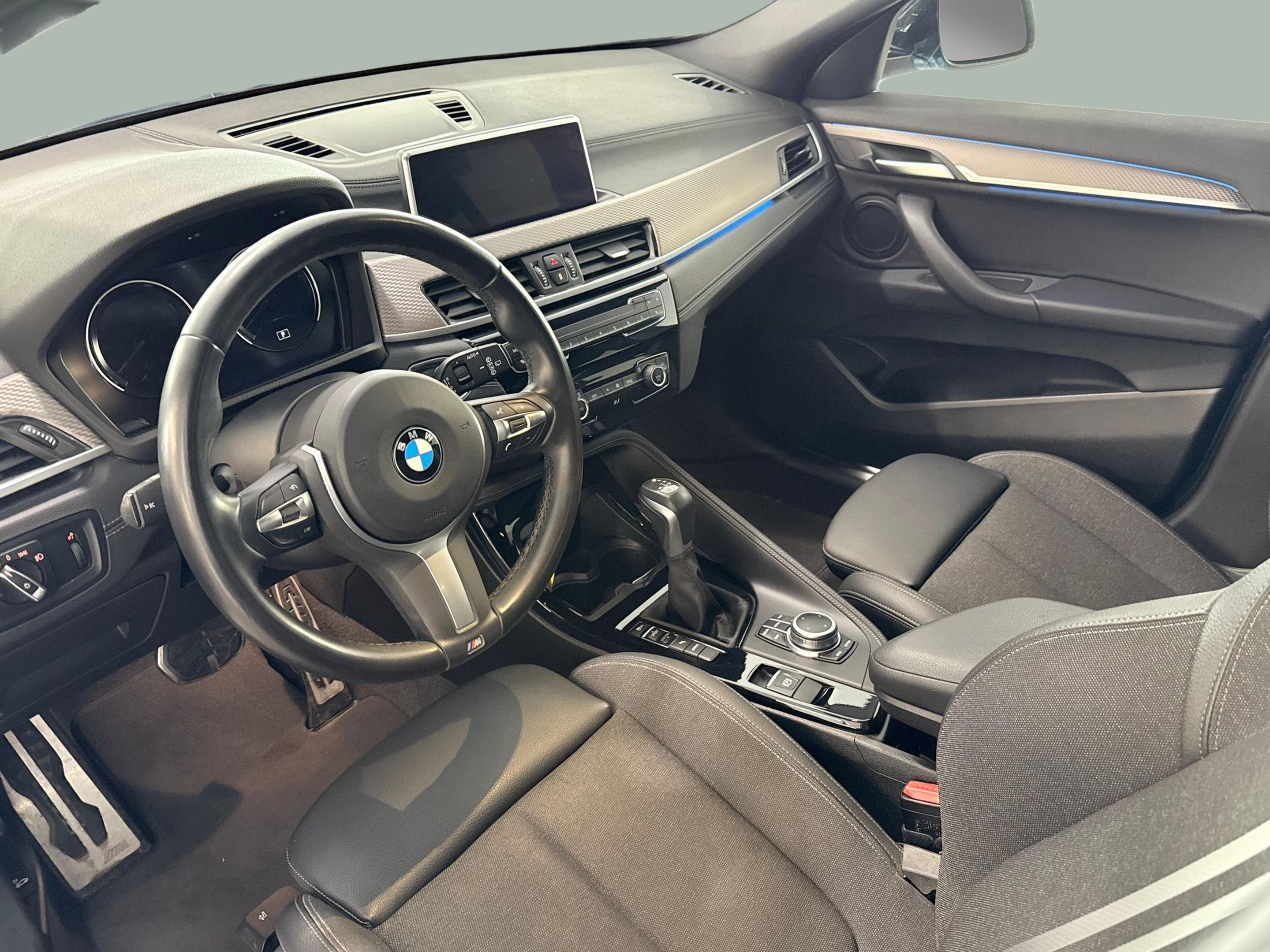 BMW X2 xDrive25e color Azul. Año 2021. 162KW(220CV). Elétrico / Gasolina Híbrido. En concesionario Santogal Carnaxide de Oeiras