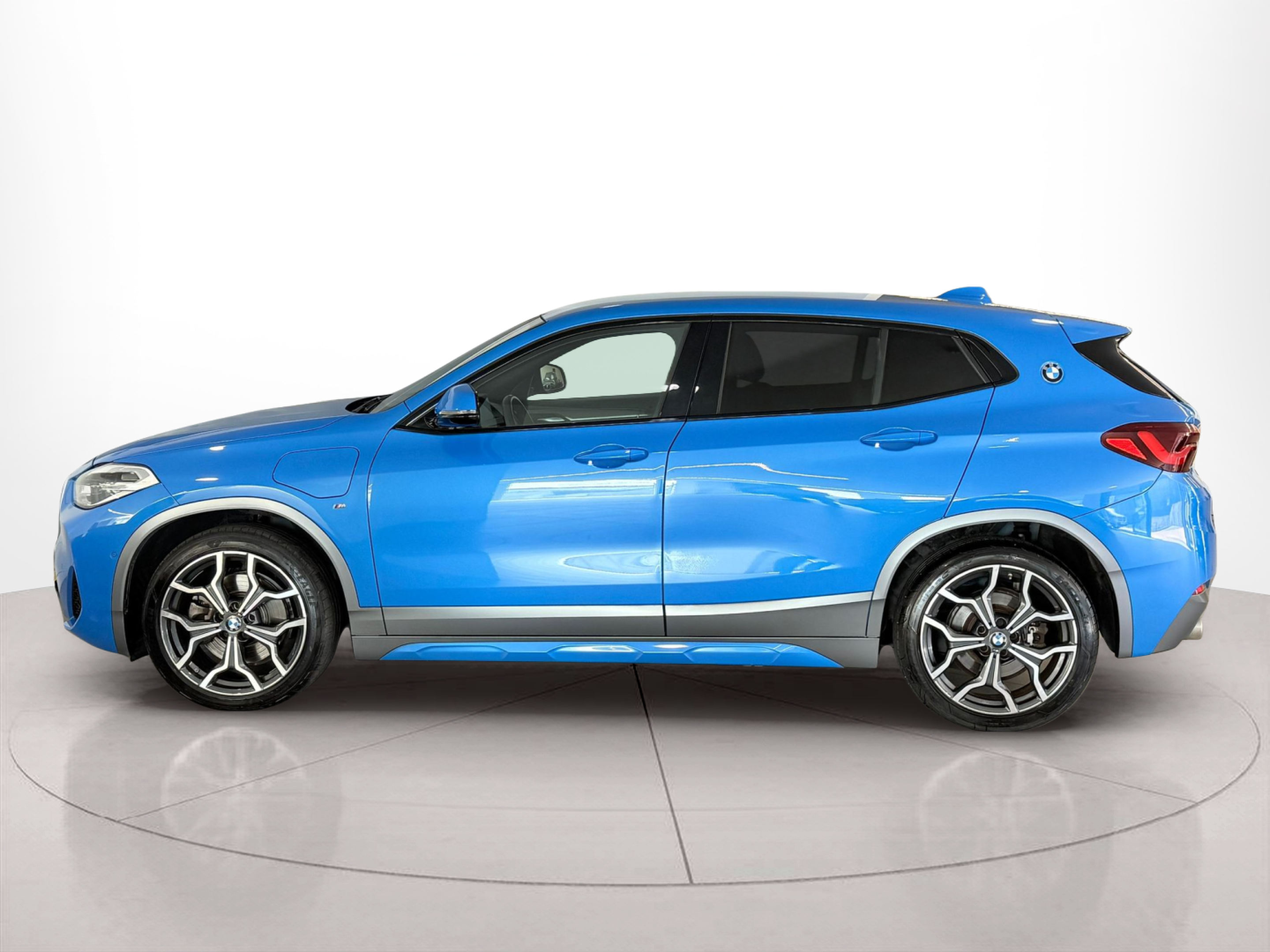 BMW X2 xDrive25e color Azul. Año 2021. 162KW(220CV). Elétrico / Gasolina Híbrido. En concesionario Santogal Carnaxide de Oeiras