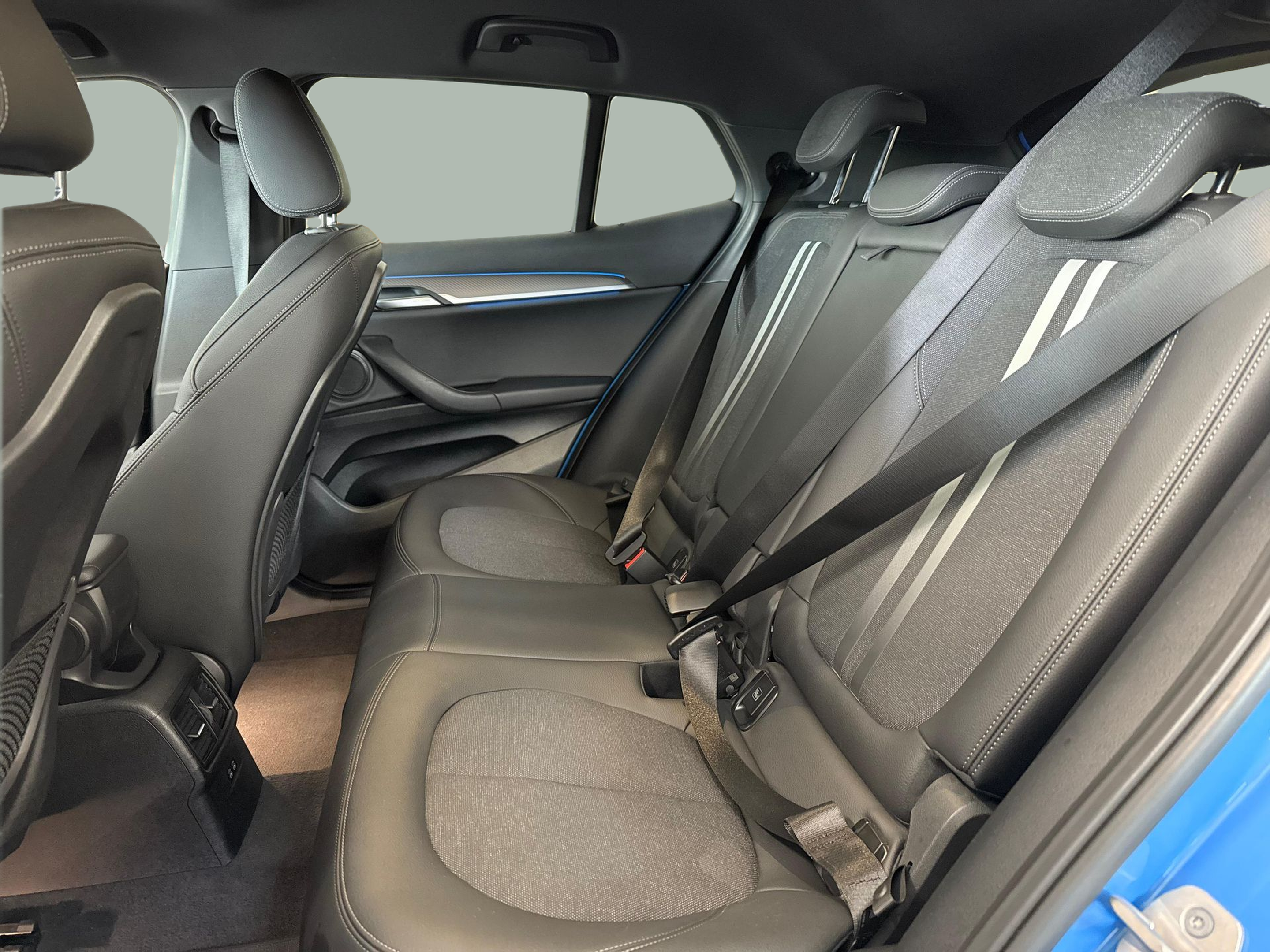 BMW X2 xDrive25e color Azul. Año 2021. 162KW(220CV). Elétrico / Gasolina Híbrido. En concesionario Santogal Carnaxide de Oeiras