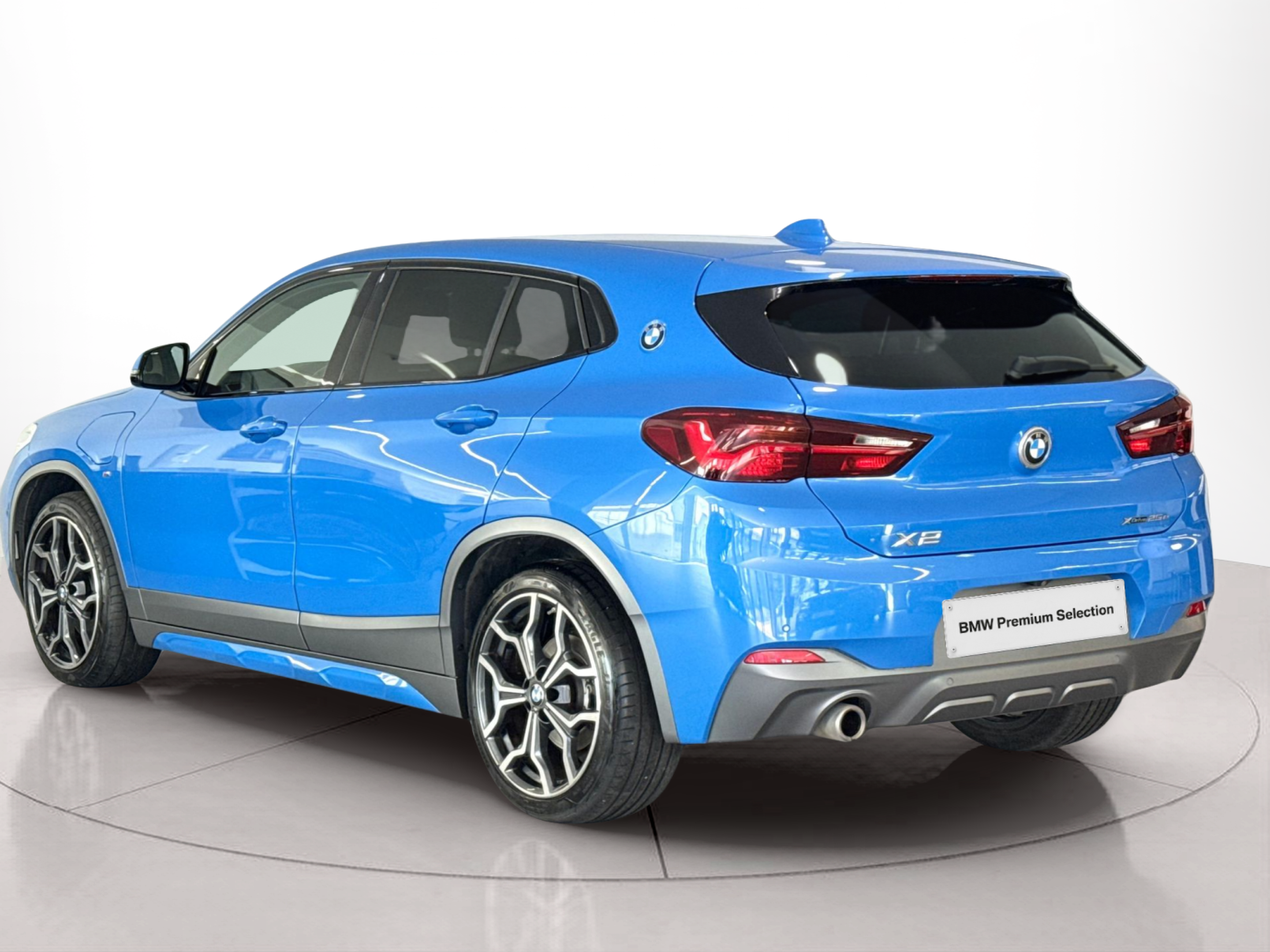 BMW X2 xDrive25e color Azul. Año 2021. 162KW(220CV). Elétrico / Gasolina Híbrido. En concesionario Santogal Carnaxide de Oeiras