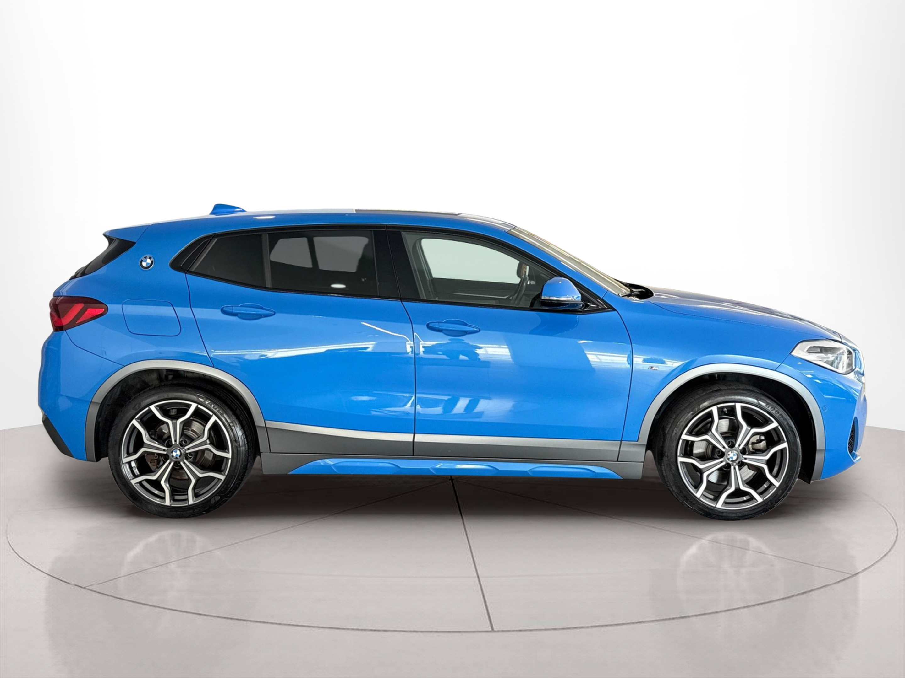 Fotos de BMW X2 xDrive25e color Azul. Año 2021. 162KW(220CV). Elétrico / Gasolina Híbrido. En concesionario Santogal Carnaxide de Oeiras