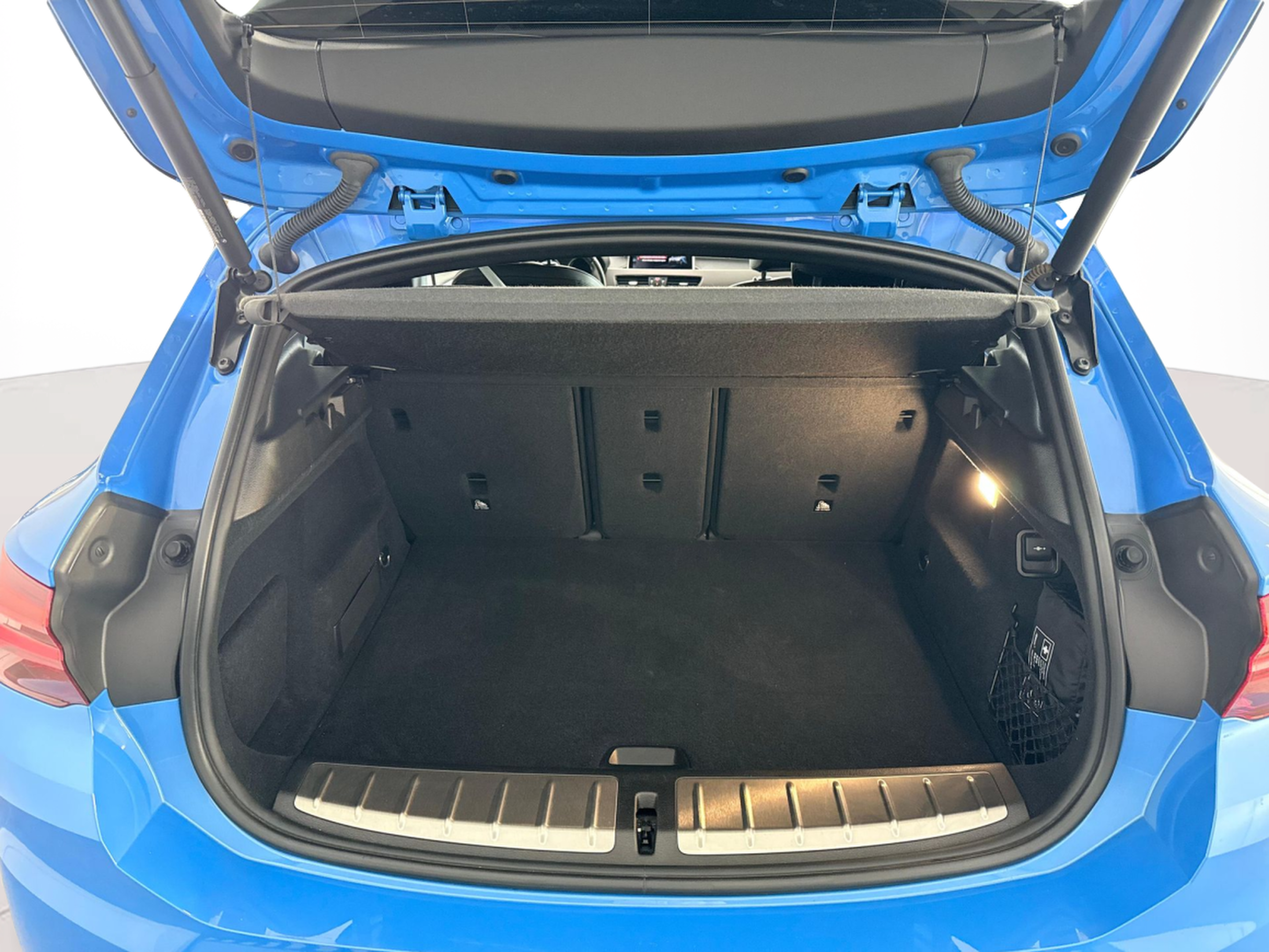 BMW X2 xDrive25e color Azul. Año 2021. 162KW(220CV). Elétrico / Gasolina Híbrido. En concesionario Santogal Carnaxide de Oeiras