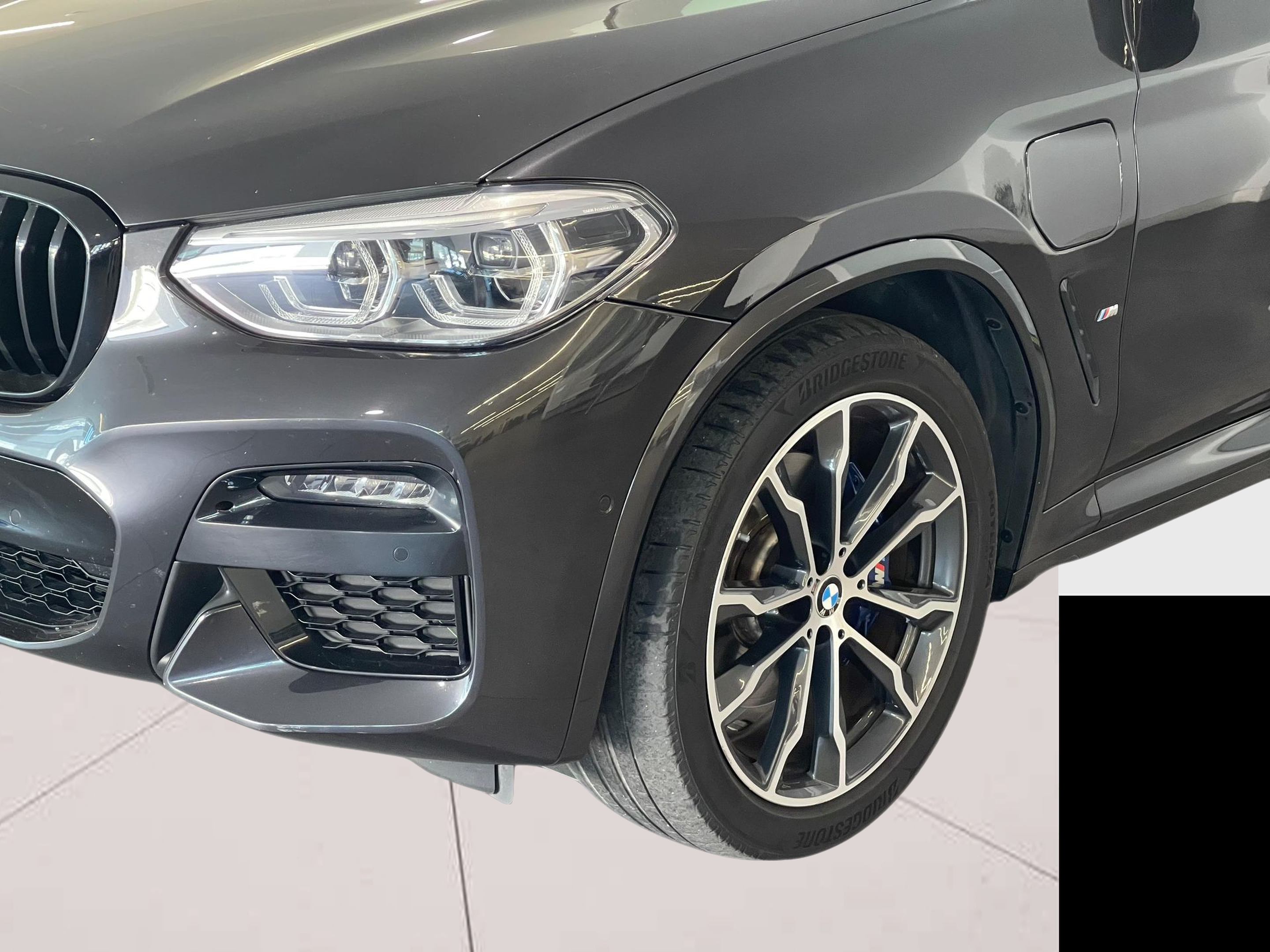 BMW X3 xDrive30e color Gris. Año 2021. 215KW(292CV). Elétrico / Gasolina Híbrido. En concesionario Santogal Carnaxide de Oeiras
