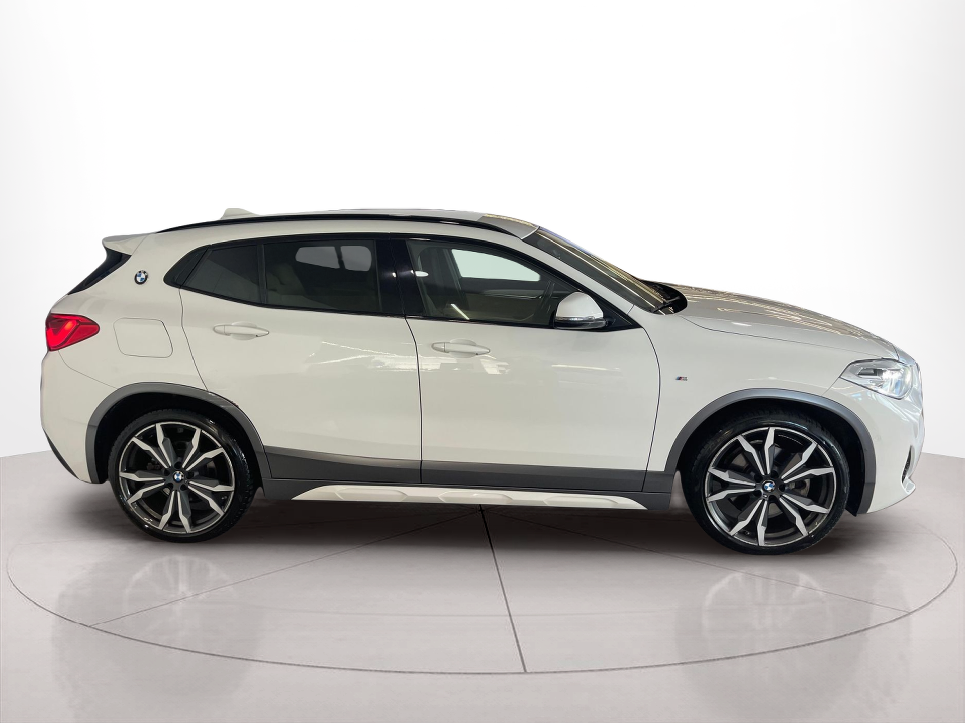Fotos de BMW X2 xDrive20d color Blanco. Año 2019. 140KW(190CV). Diesel. En concesionario Santogal Carnaxide de Oeiras