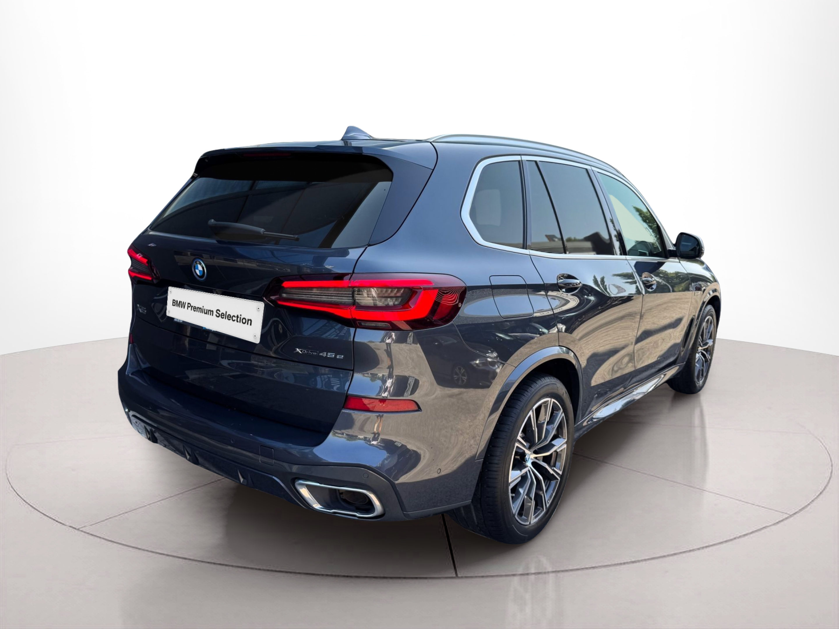BMW X5 xDrive45e color Gris. Año 2022. 290KW(394CV). Elétrico / Gasolina Híbrido. En concesionario Santogal Oeiras de Oeiras
