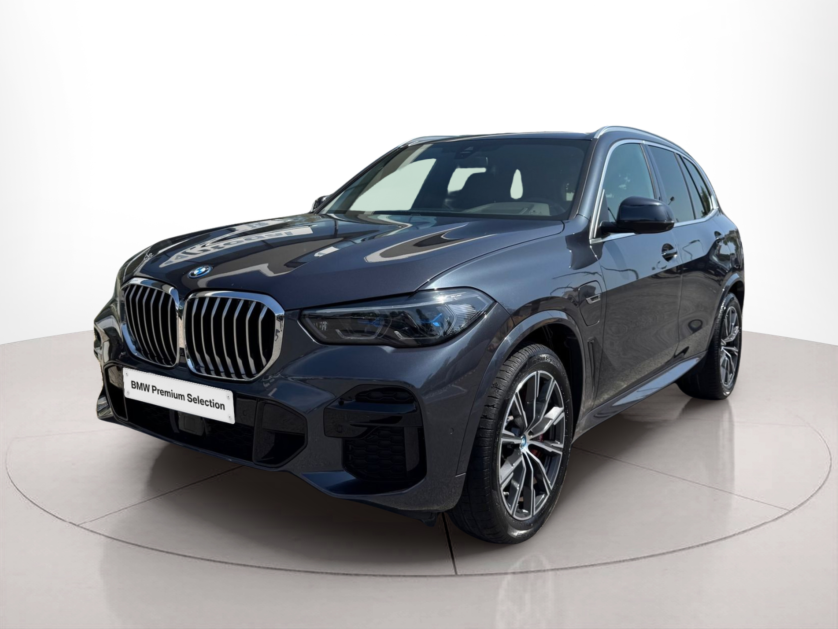 Fotos de BMW X5 xDrive45e color Gris. Año 2022. 290KW(394CV). Elétrico / Gasolina Híbrido. En concesionario Santogal Oeiras de Oeiras