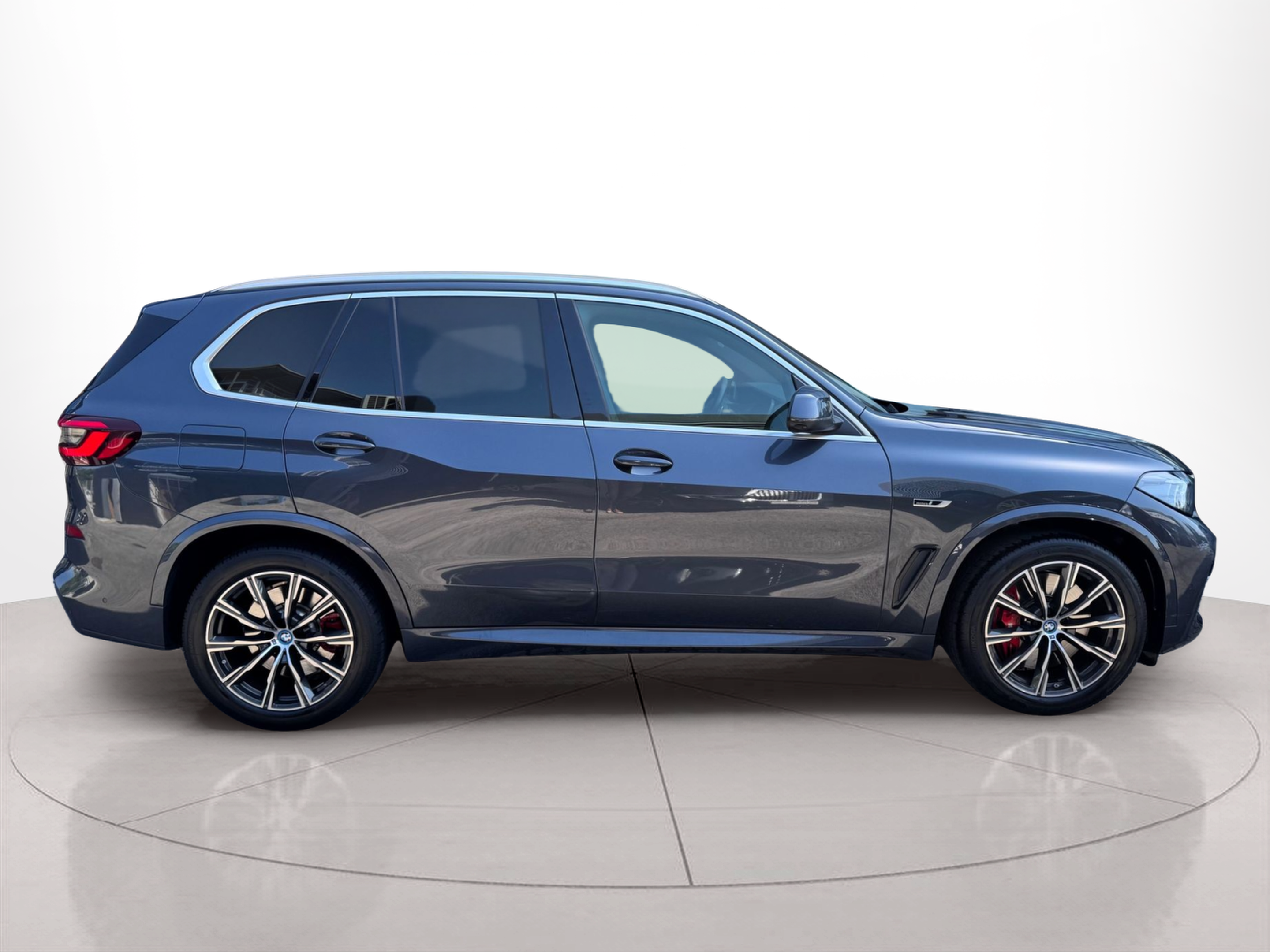 BMW X5 xDrive45e color Gris. Año 2022. 290KW(394CV). Elétrico / Gasolina Híbrido. En concesionario Santogal Oeiras de Oeiras