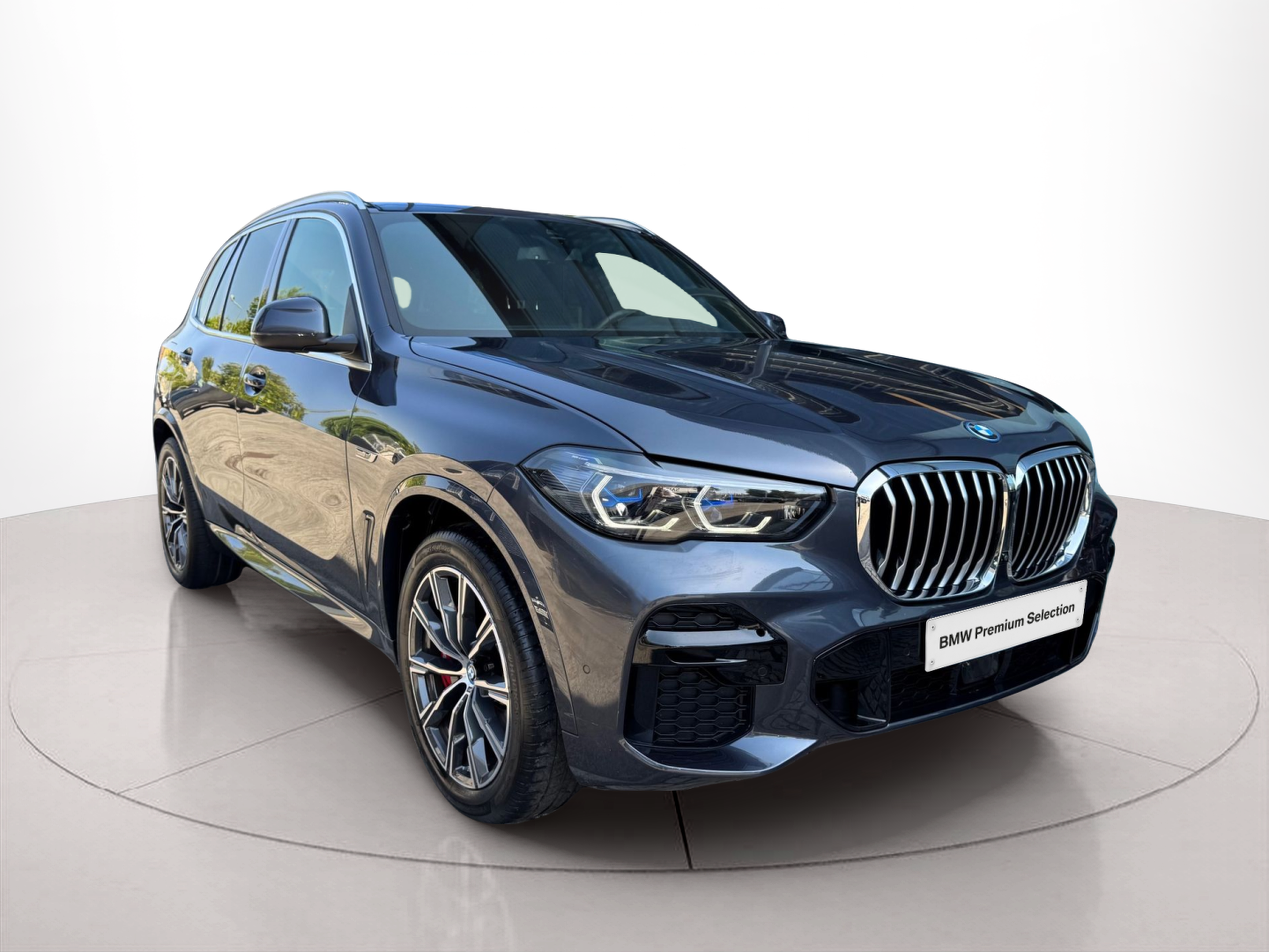 Fotos de BMW X5 xDrive45e color Gris. Año 2022. 290KW(394CV). Elétrico / Gasolina Híbrido. En concesionario Santogal Oeiras de Oeiras