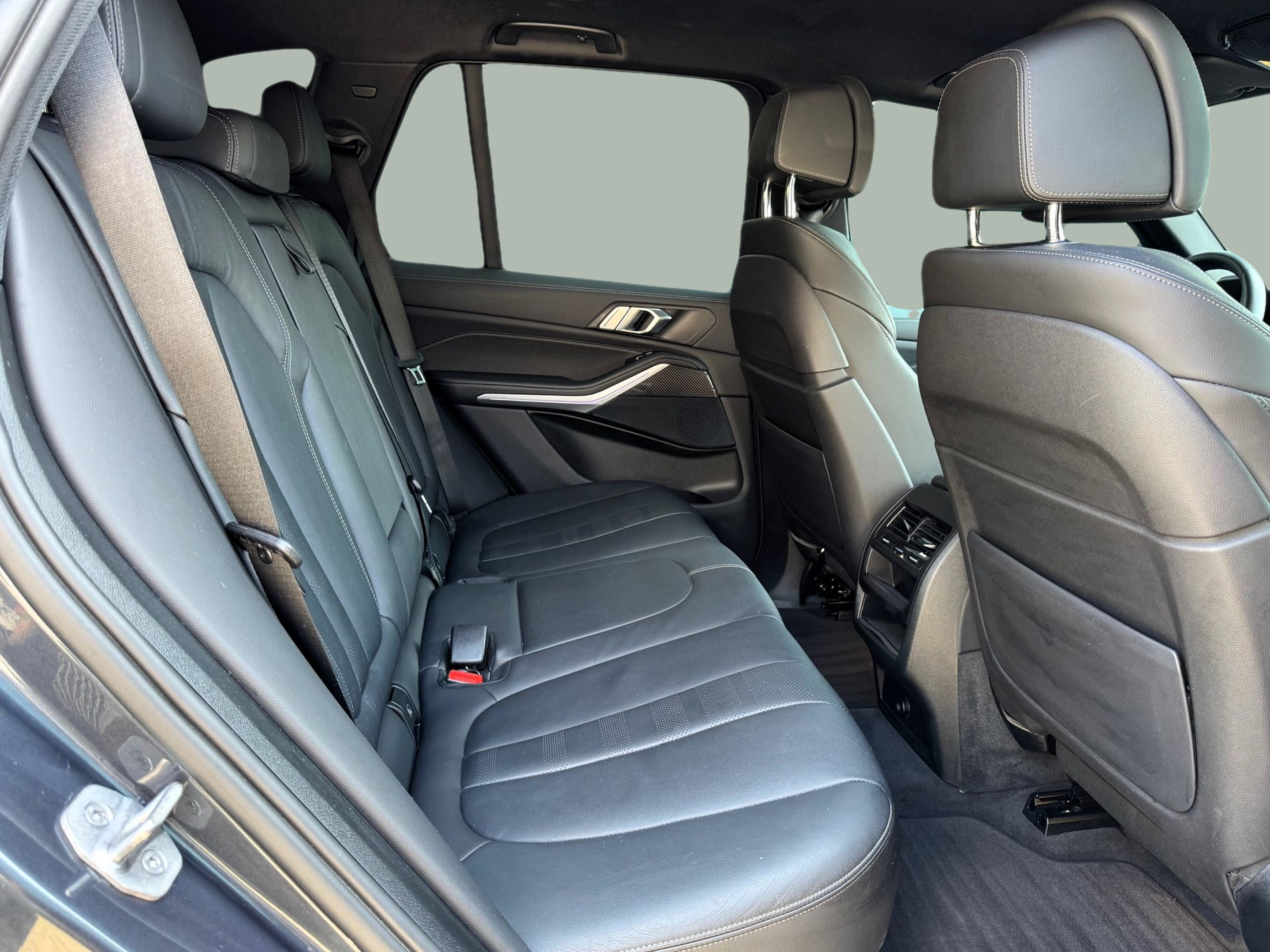 BMW X5 xDrive45e color Gris. Año 2022. 290KW(394CV). Elétrico / Gasolina Híbrido. En concesionario Santogal Oeiras de Oeiras