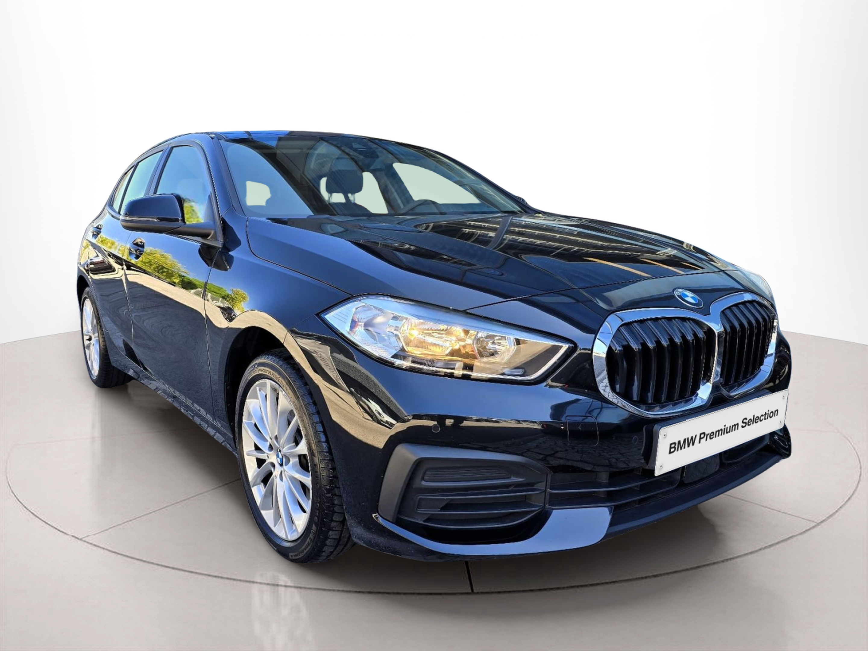 Fotos de BMW Série 1 116d color Negro. Año 2022. 85KW(116CV). Diesel. En concesionario Santogal Oeiras de Oeiras
