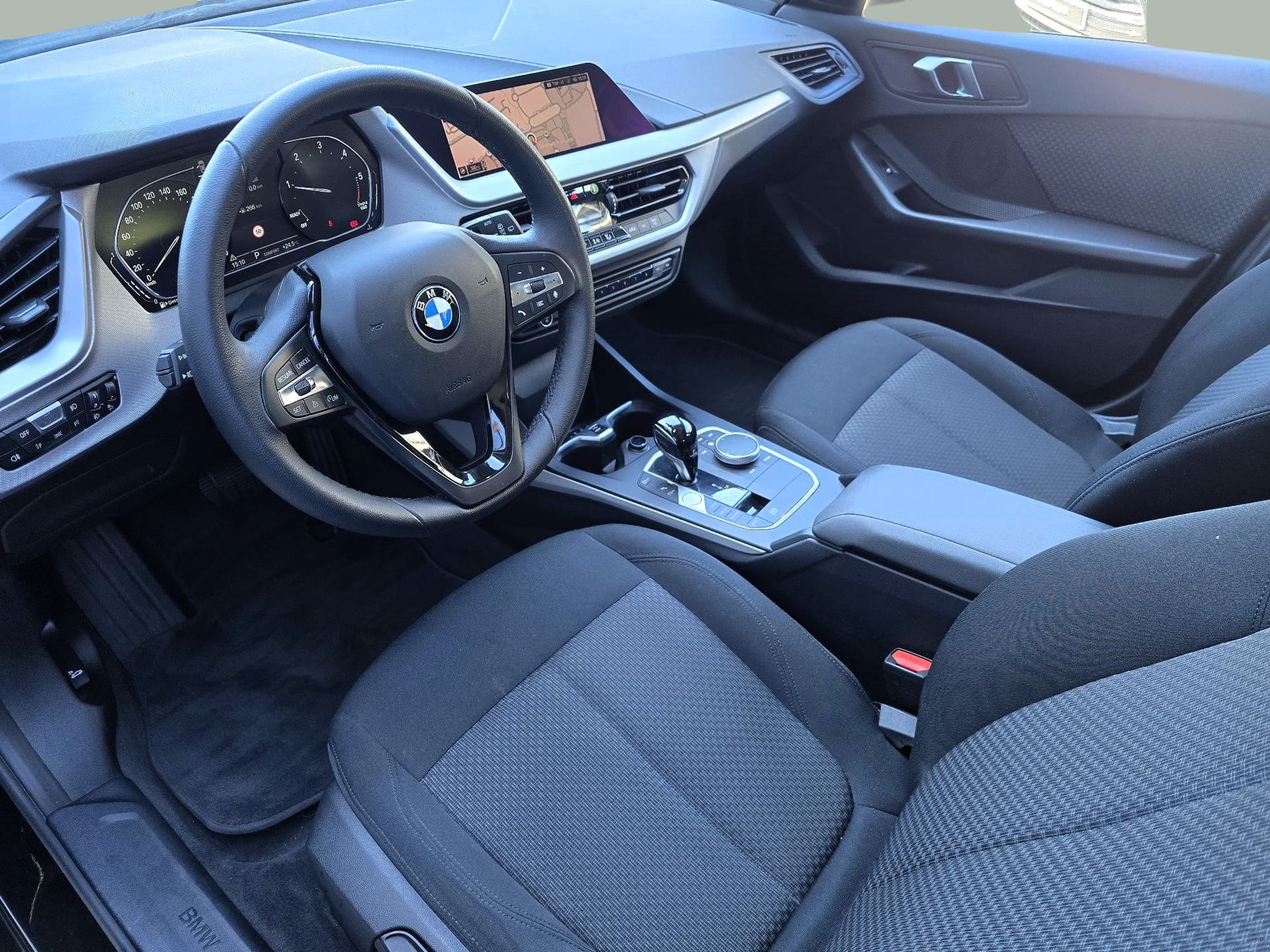 BMW Série 1 116d color Negro. Año 2022. 85KW(116CV). Diesel. En concesionario Santogal Oeiras de Oeiras