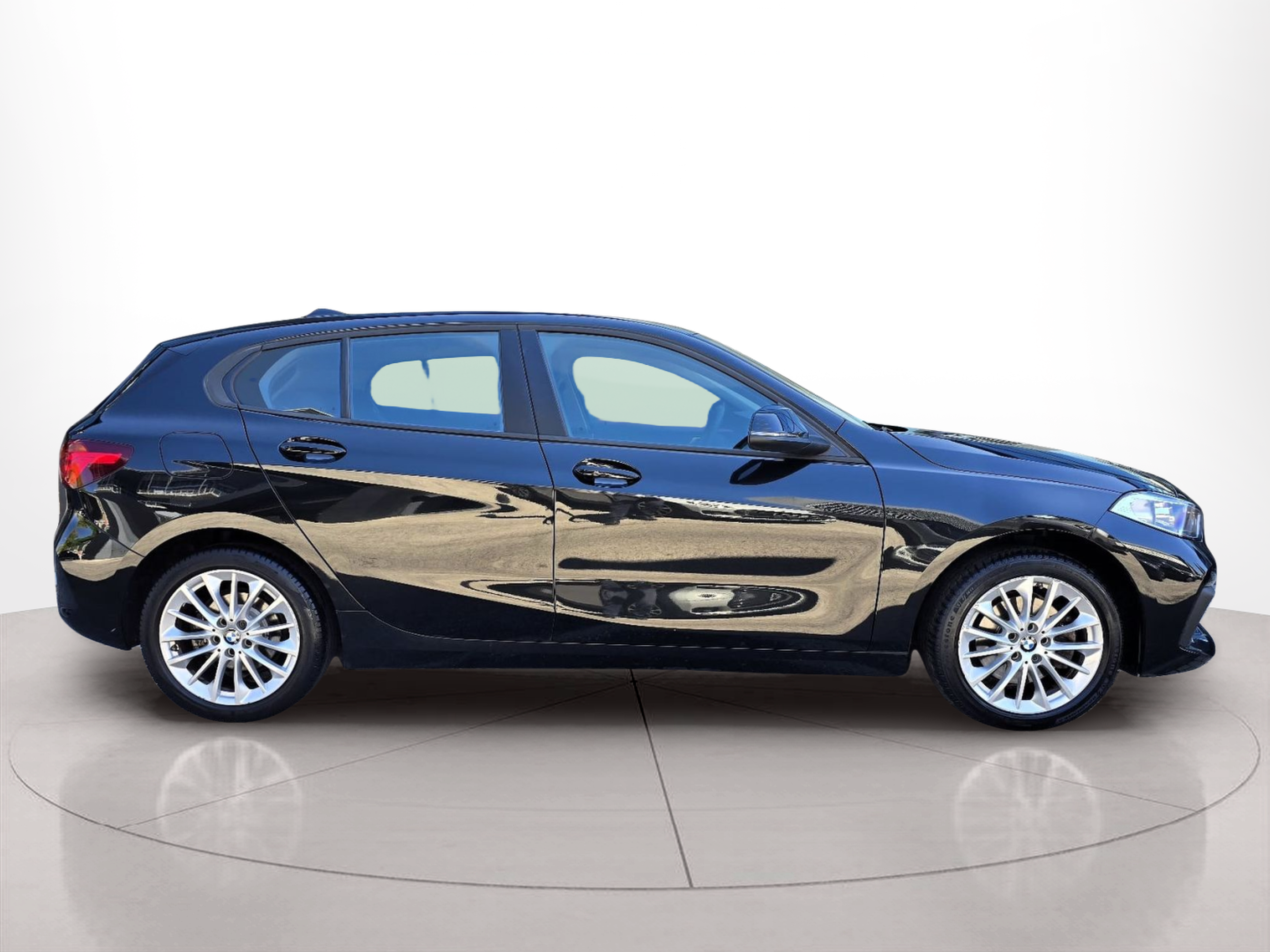 BMW Série 1 116d color Negro. Año 2022. 85KW(116CV). Diesel. En concesionario Santogal Oeiras de Oeiras