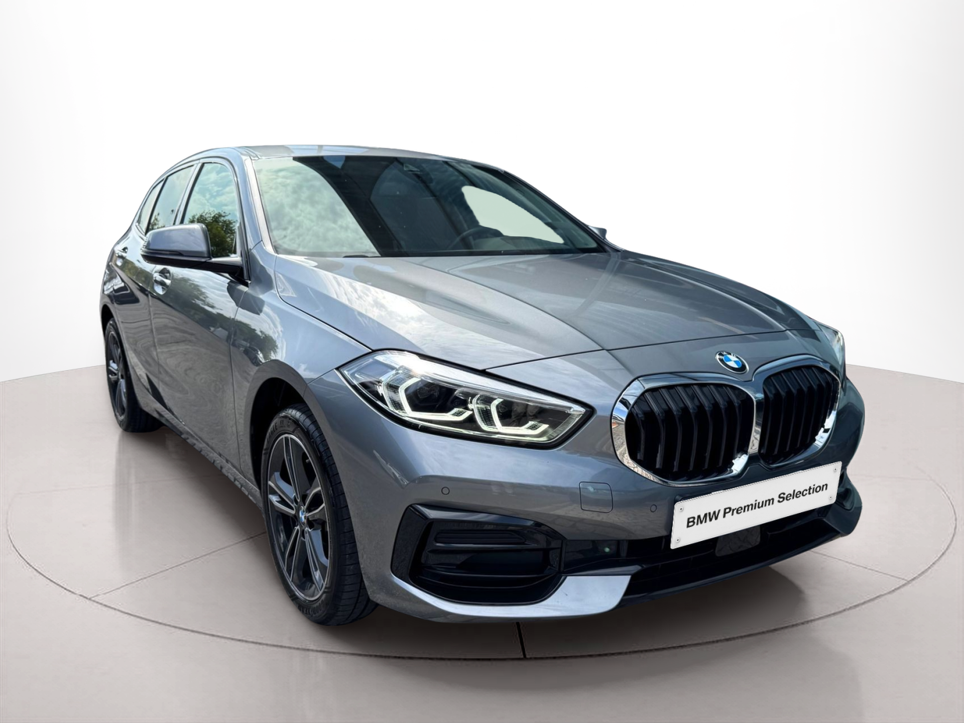 BMW Série 1 116d color Gris. Año 2024. 85KW(116CV). Diesel. En concesionario Santogal Oeiras de Oeiras