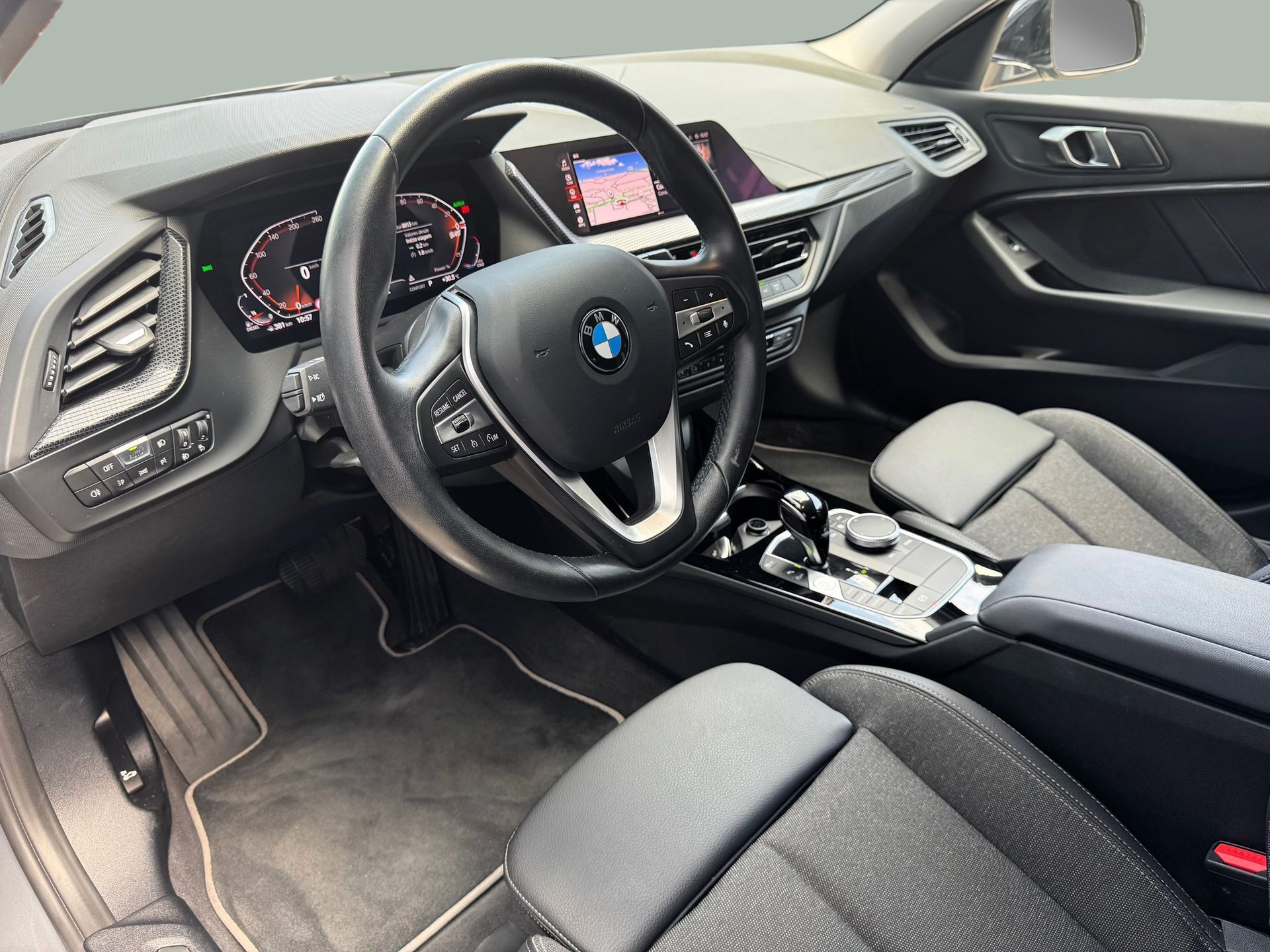 BMW Série 1 116d color Gris. Año 2024. 85KW(116CV). Diesel. En concesionario Santogal Oeiras de Oeiras
