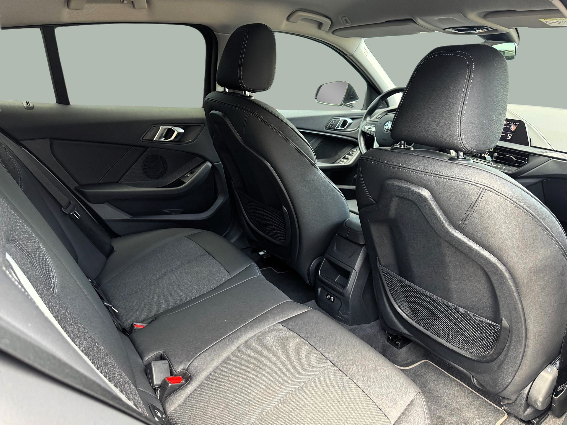 BMW Série 1 116d color Gris. Año 2024. 85KW(116CV). Diesel. En concesionario Santogal Oeiras de Oeiras