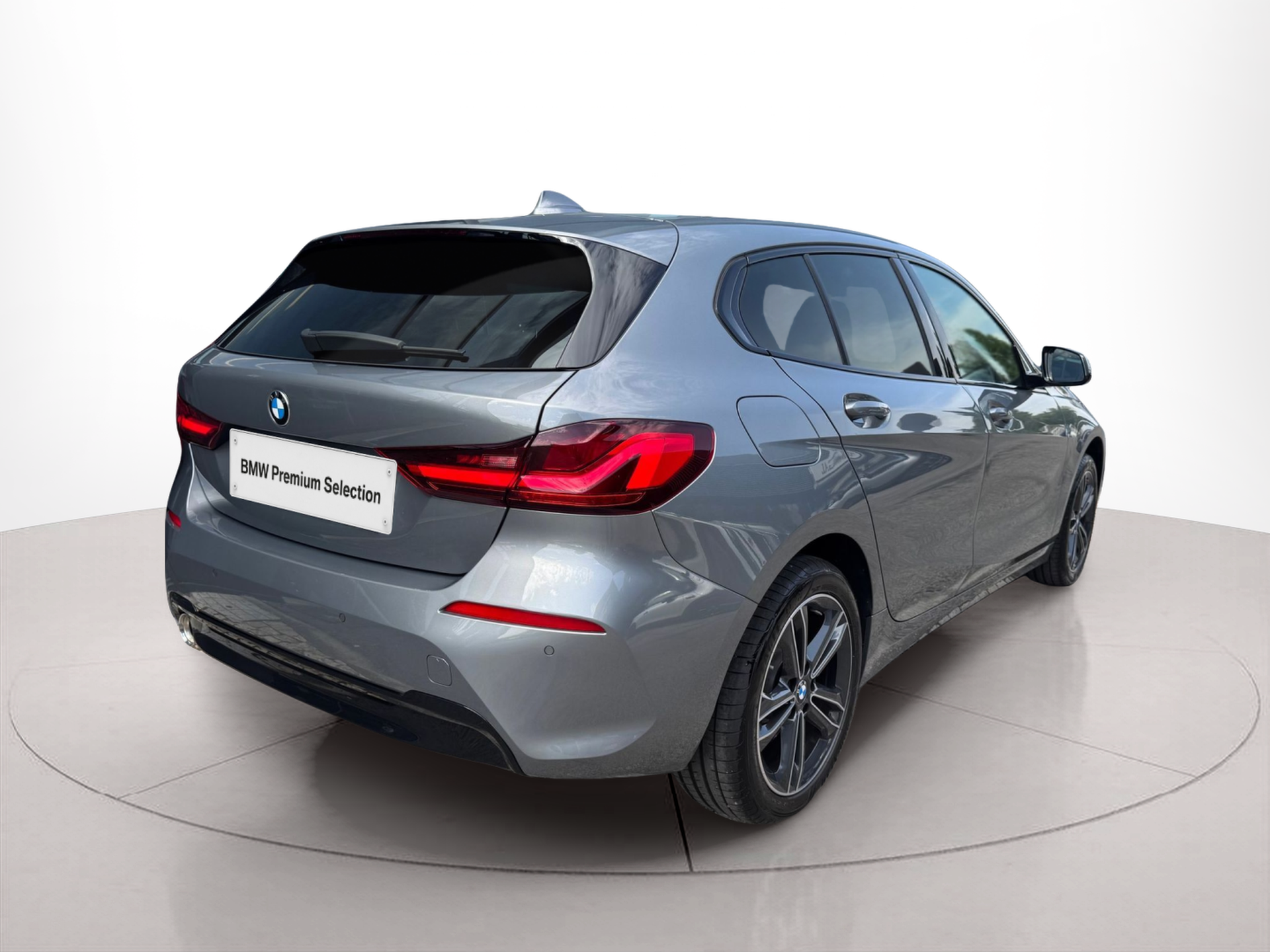 BMW Série 1 116d color Gris. Año 2024. 85KW(116CV). Diesel. En concesionario Santogal Oeiras de Oeiras