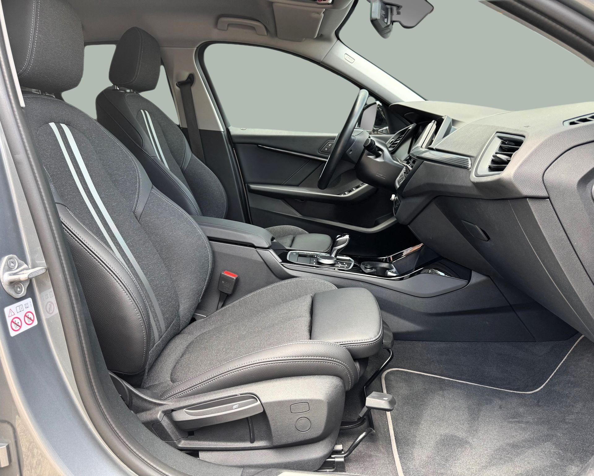 BMW Série 1 116d color Gris. Año 2024. 85KW(116CV). Diesel. En concesionario Santogal Oeiras de Oeiras