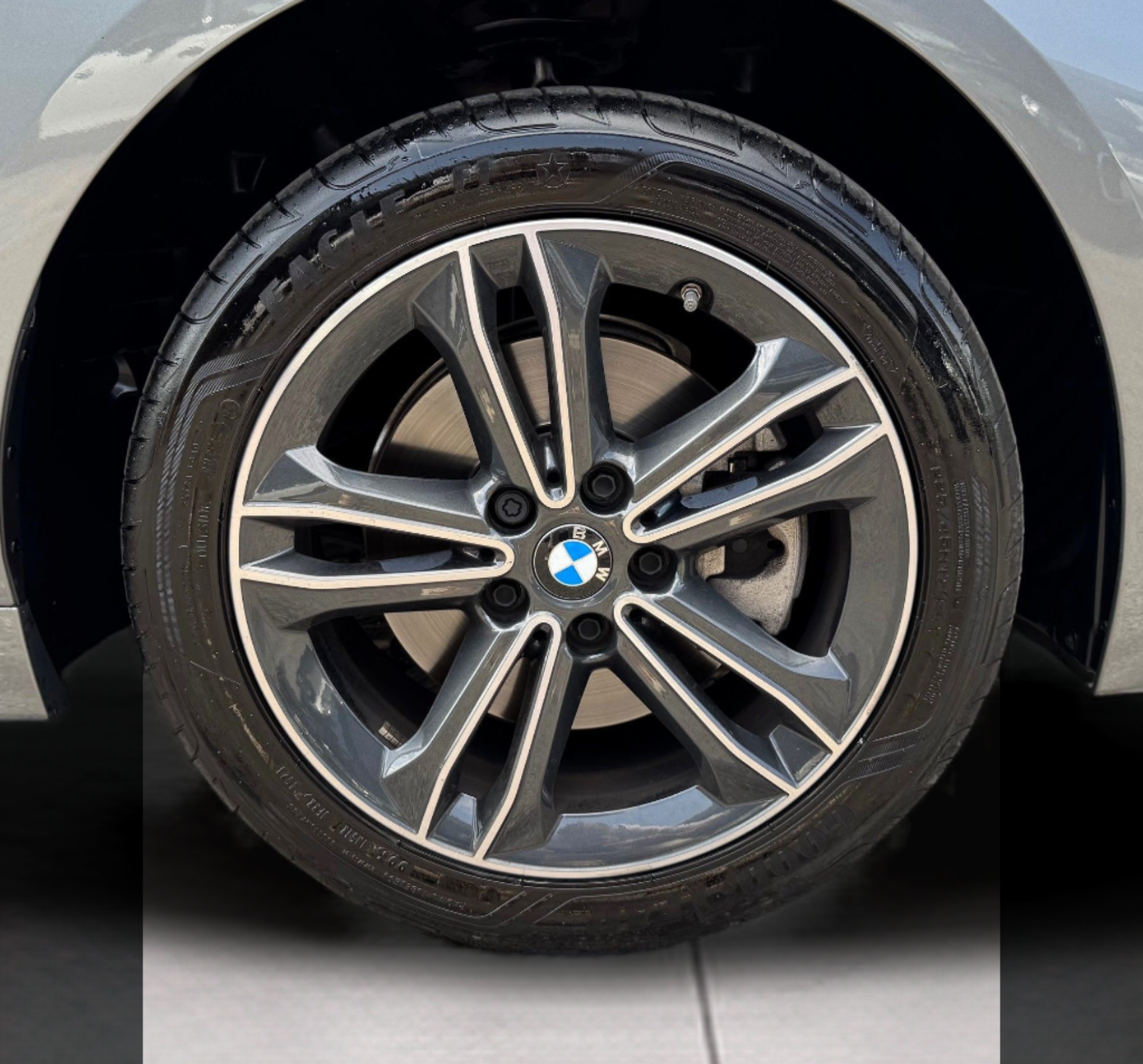 BMW Série 1 116d color Gris. Año 2024. 85KW(116CV). Diesel. En concesionario Santogal Oeiras de Oeiras