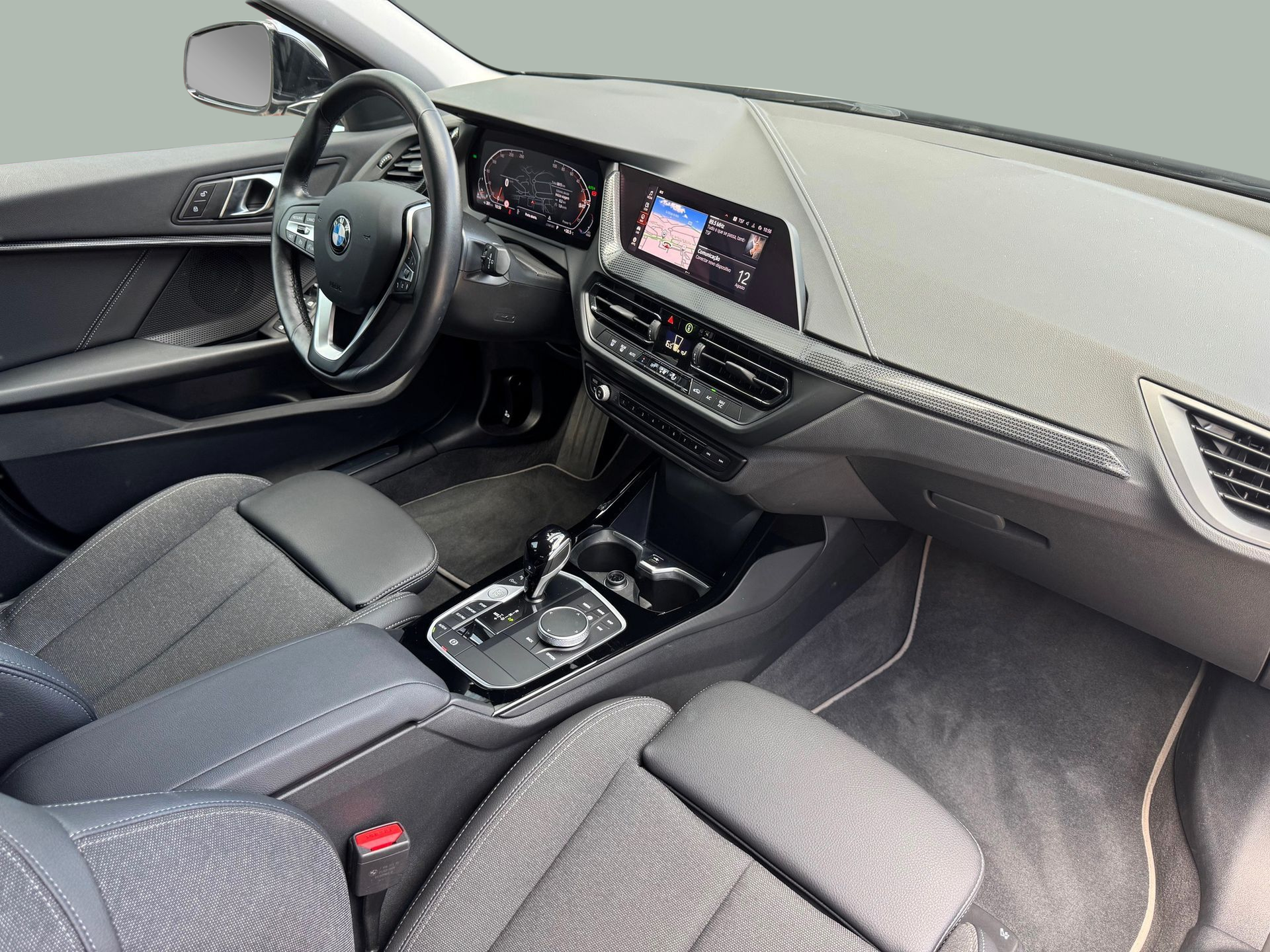 BMW Série 1 116d color Gris. Año 2024. 85KW(116CV). Diesel. En concesionario Santogal Oeiras de Oeiras