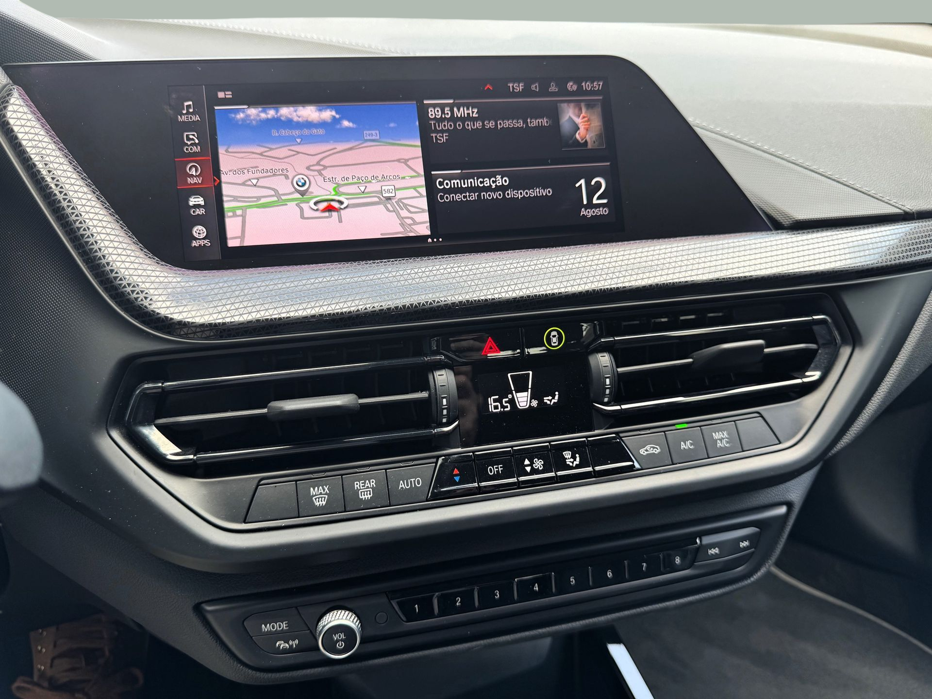 BMW Série 1 116d color Gris. Año 2024. 85KW(116CV). Diesel. En concesionario Santogal Oeiras de Oeiras
