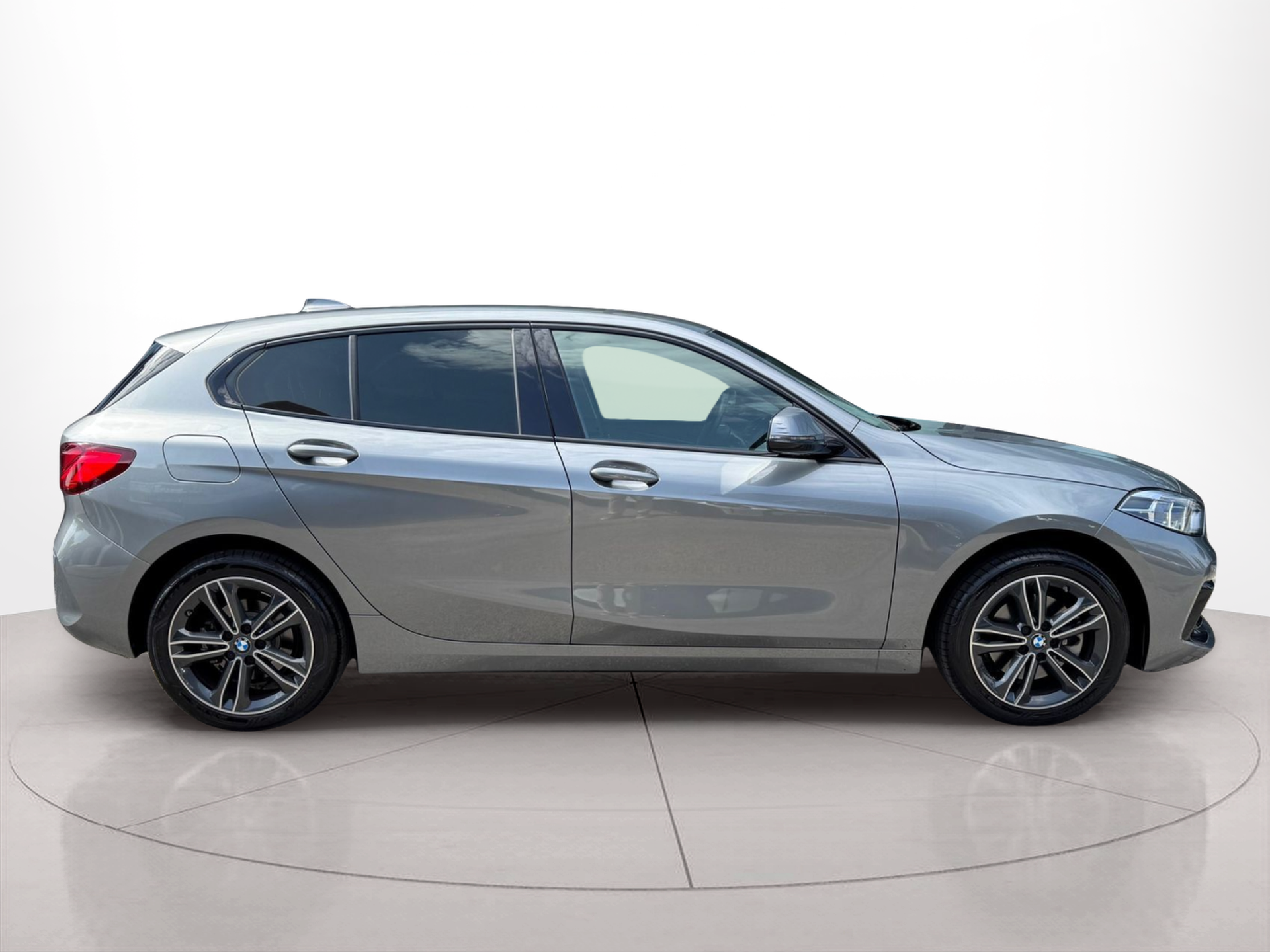 BMW Série 1 116d color Gris. Año 2024. 85KW(116CV). Diesel. En concesionario Santogal Oeiras de Oeiras