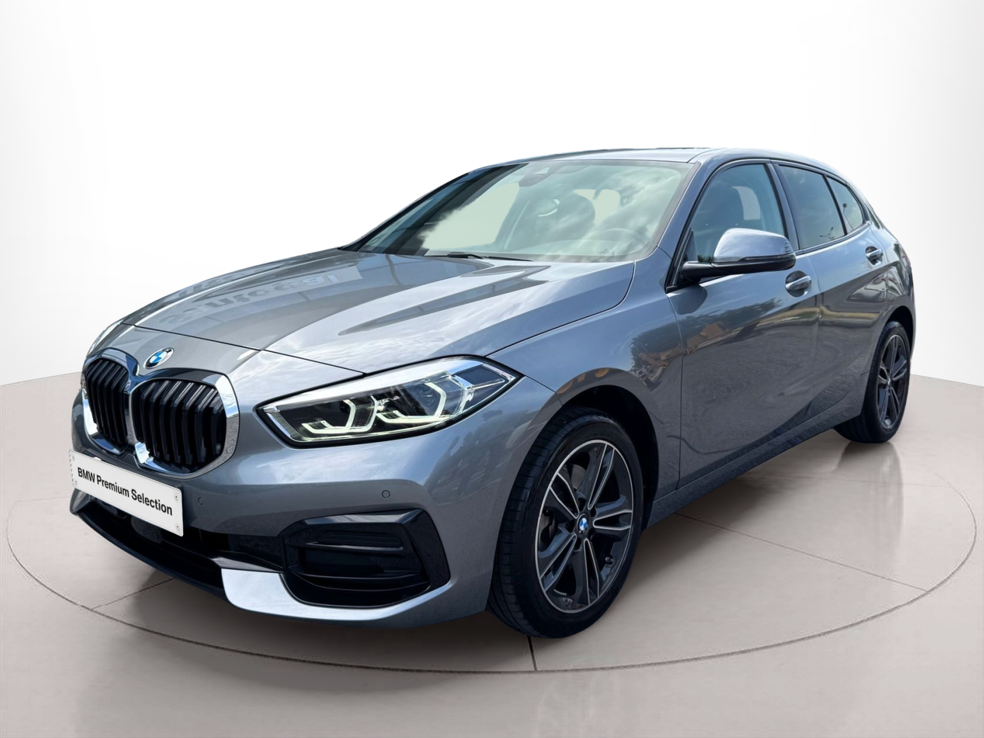 BMW Série 1 116d color Gris. Año 2024. 85KW(116CV). Diesel. En concesionario Santogal Oeiras de Oeiras