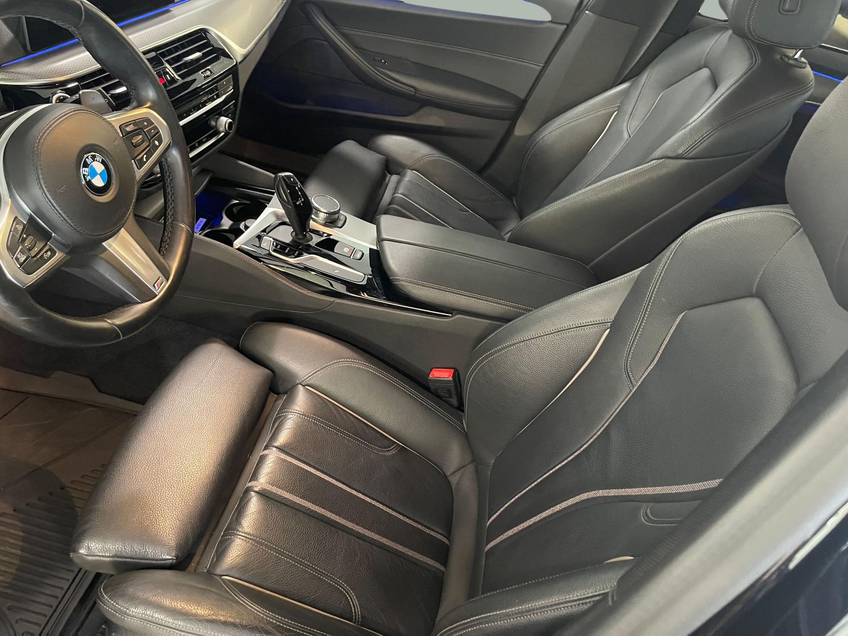 BMW Série 5 530d Berlina color Negro. Año 2019. 195KW(265CV). Diesel. En concesionario Santogal Carnaxide de Oeiras