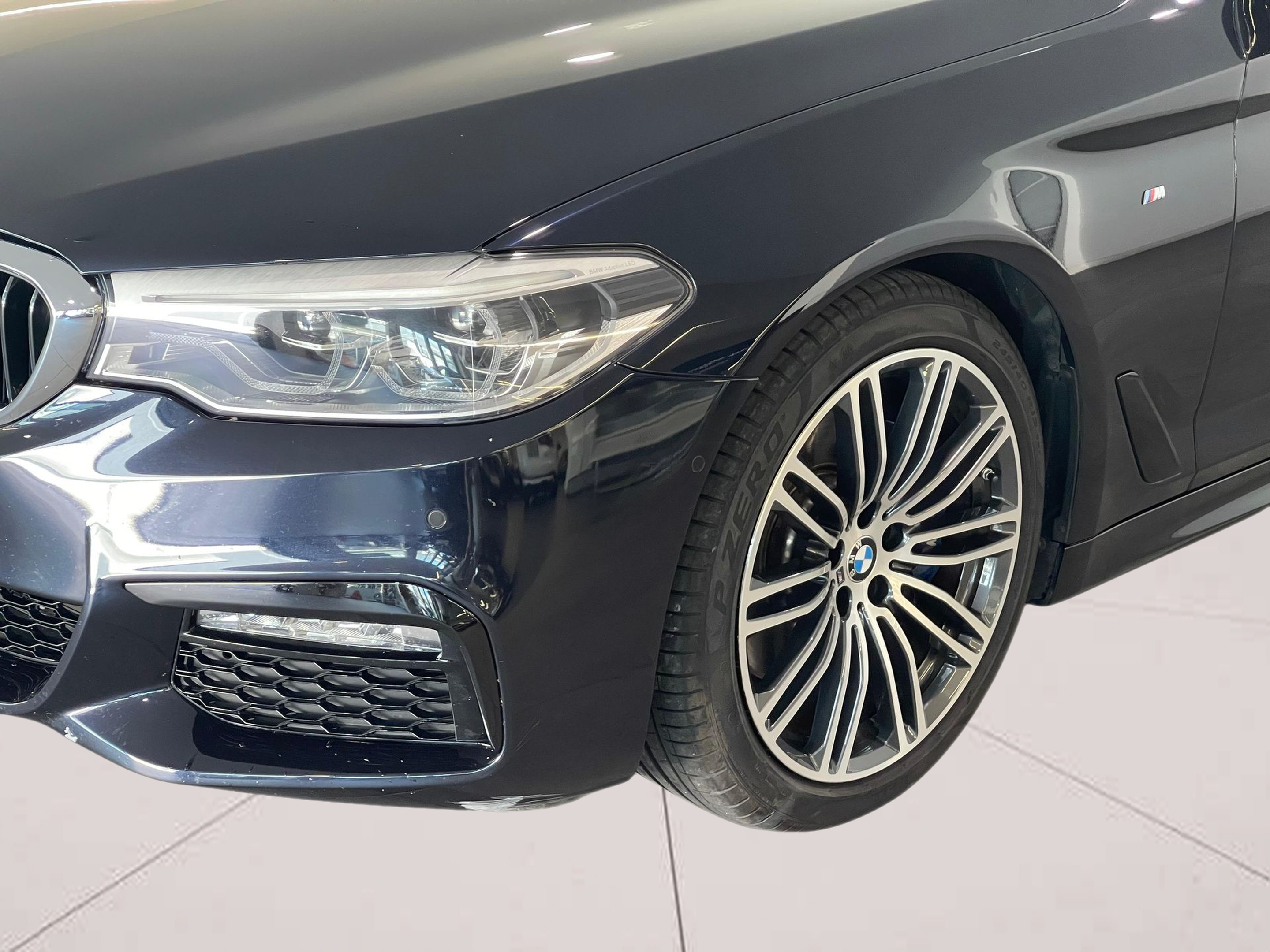 BMW Série 5 530d Berlina color Negro. Año 2019. 195KW(265CV). Diesel. En concesionario Santogal Carnaxide de Oeiras