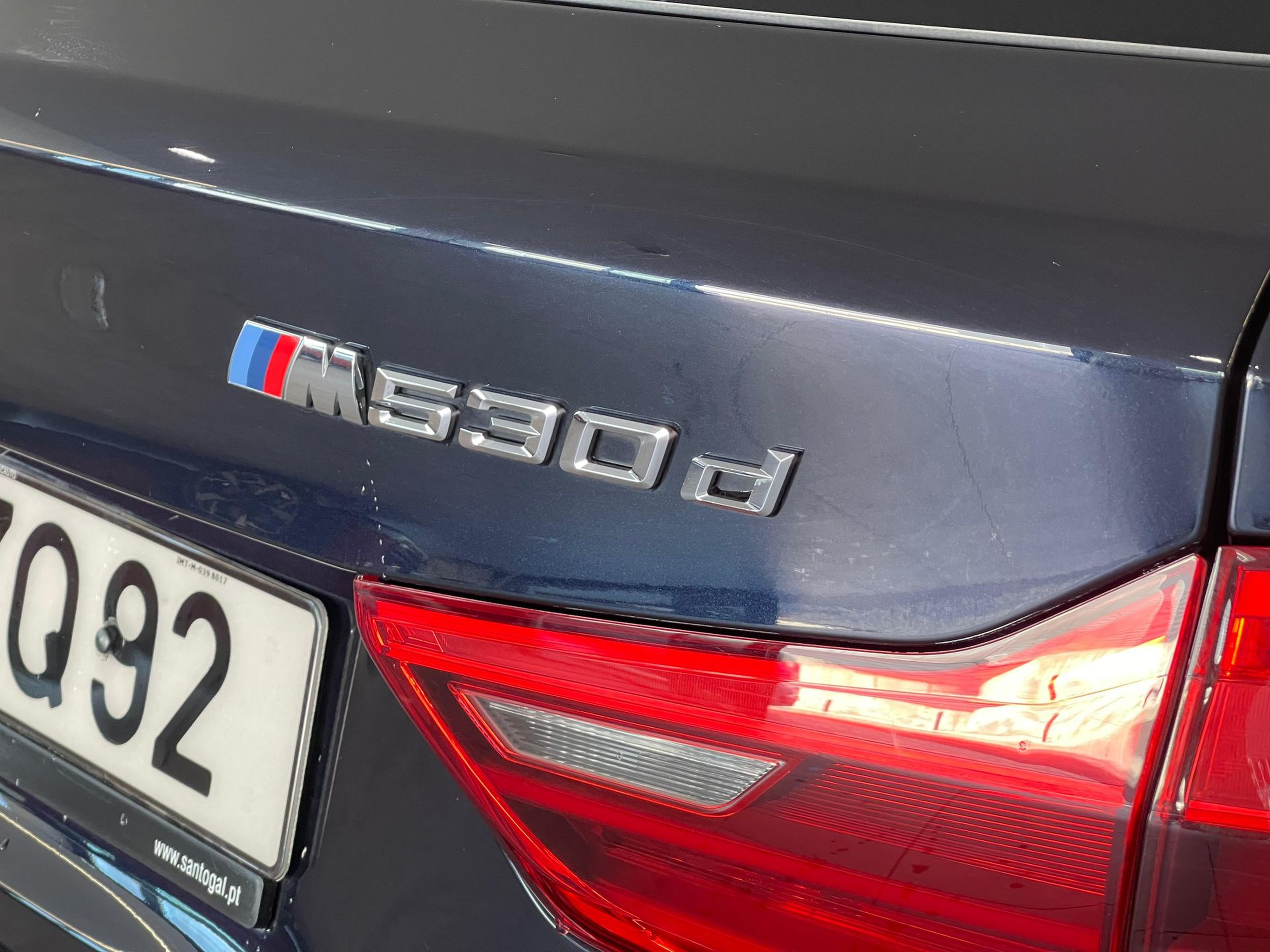 BMW Série 5 530d Berlina color Negro. Año 2019. 195KW(265CV). Diesel. En concesionario Santogal Carnaxide de Oeiras