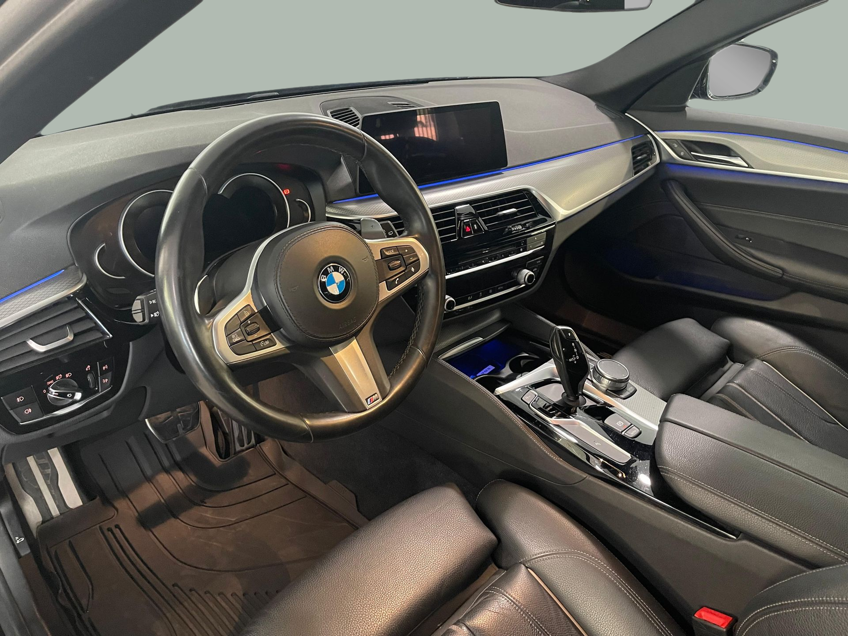 BMW Série 5 530d Berlina color Negro. Año 2019. 195KW(265CV). Diesel. En concesionario Santogal Carnaxide de Oeiras