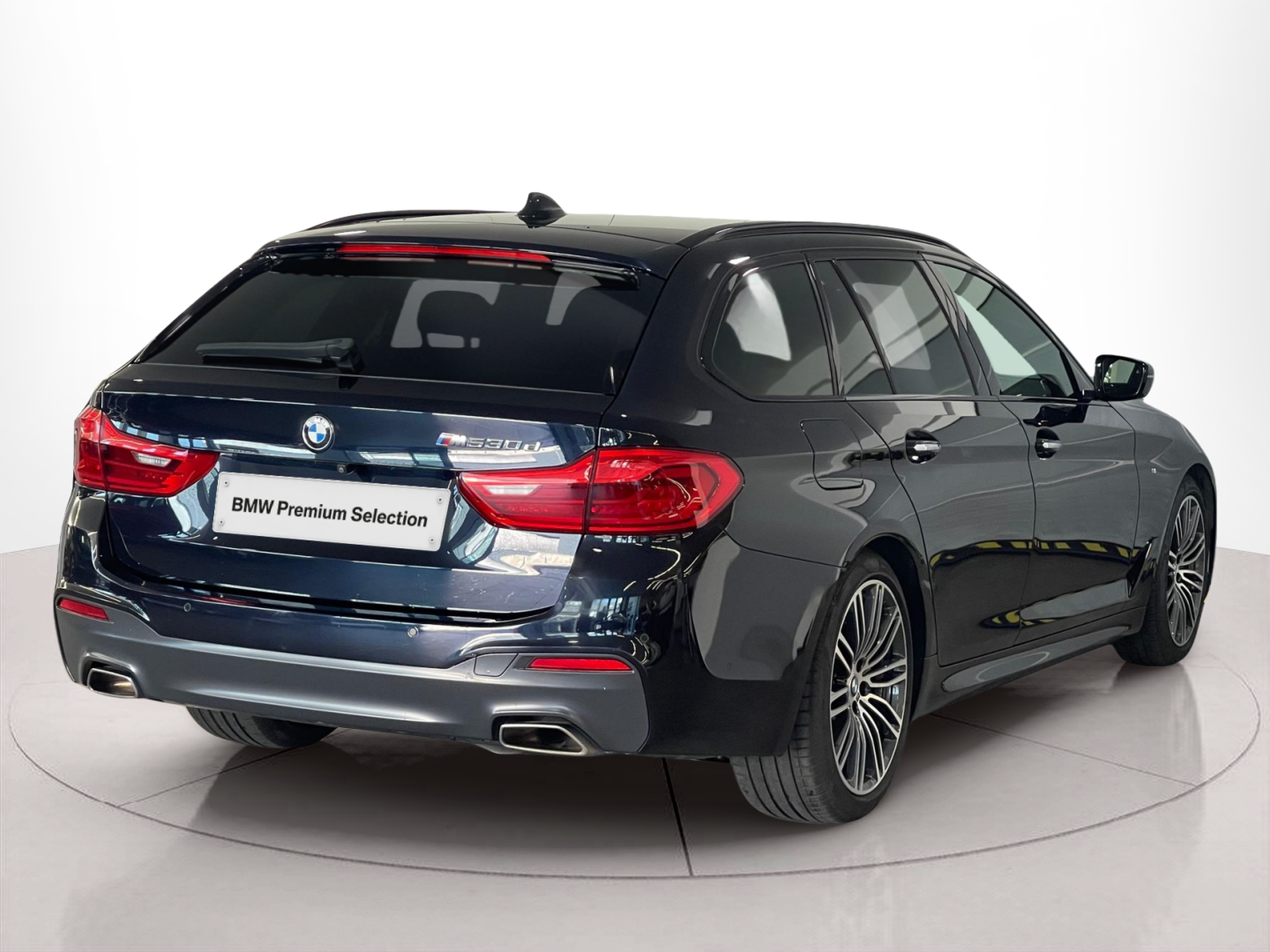 BMW Série 5 530d Berlina color Negro. Año 2019. 195KW(265CV). Diesel. En concesionario Santogal Carnaxide de Oeiras