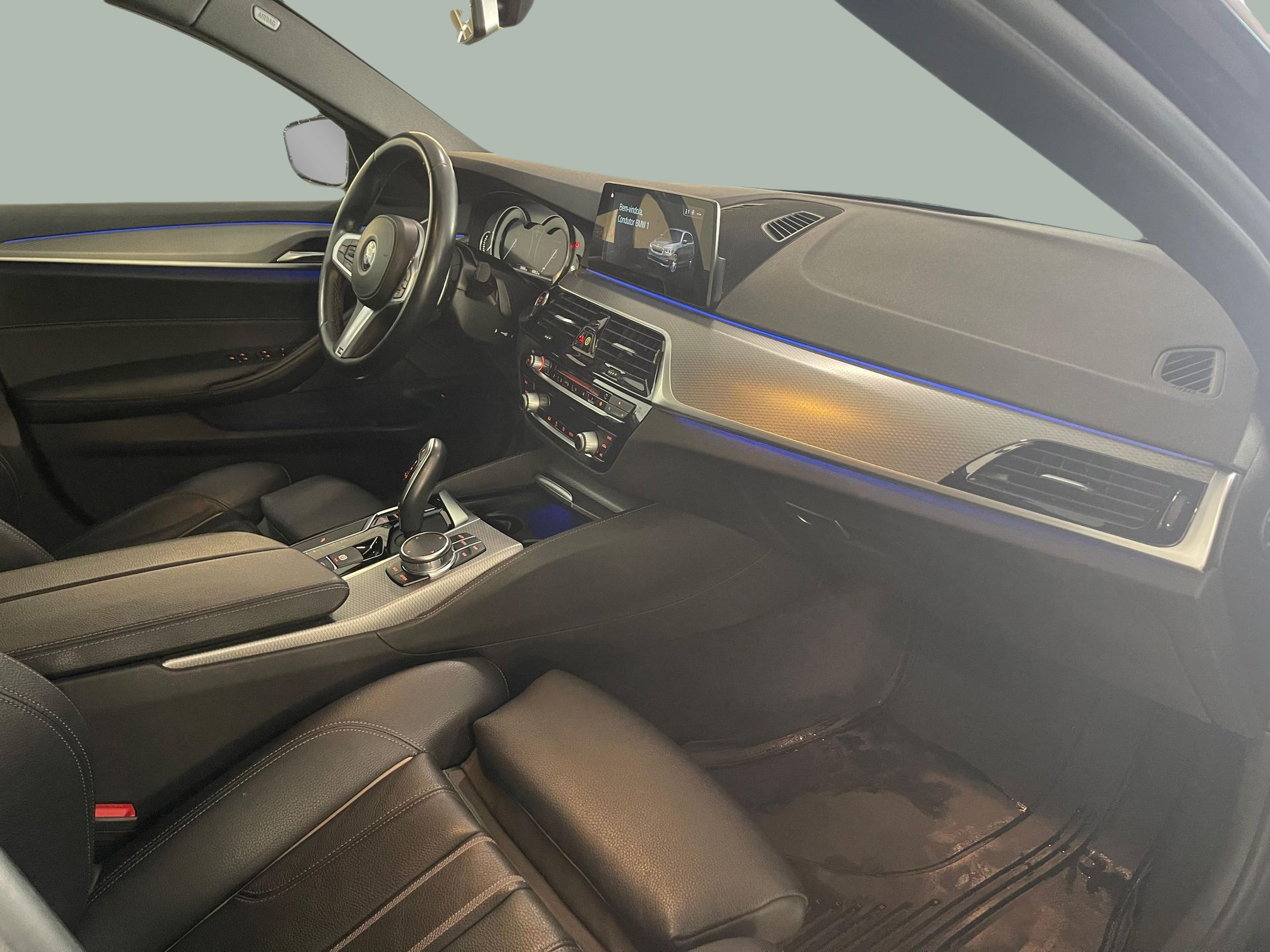 BMW Série 5 530d Berlina color Negro. Año 2019. 195KW(265CV). Diesel. En concesionario Santogal Carnaxide de Oeiras