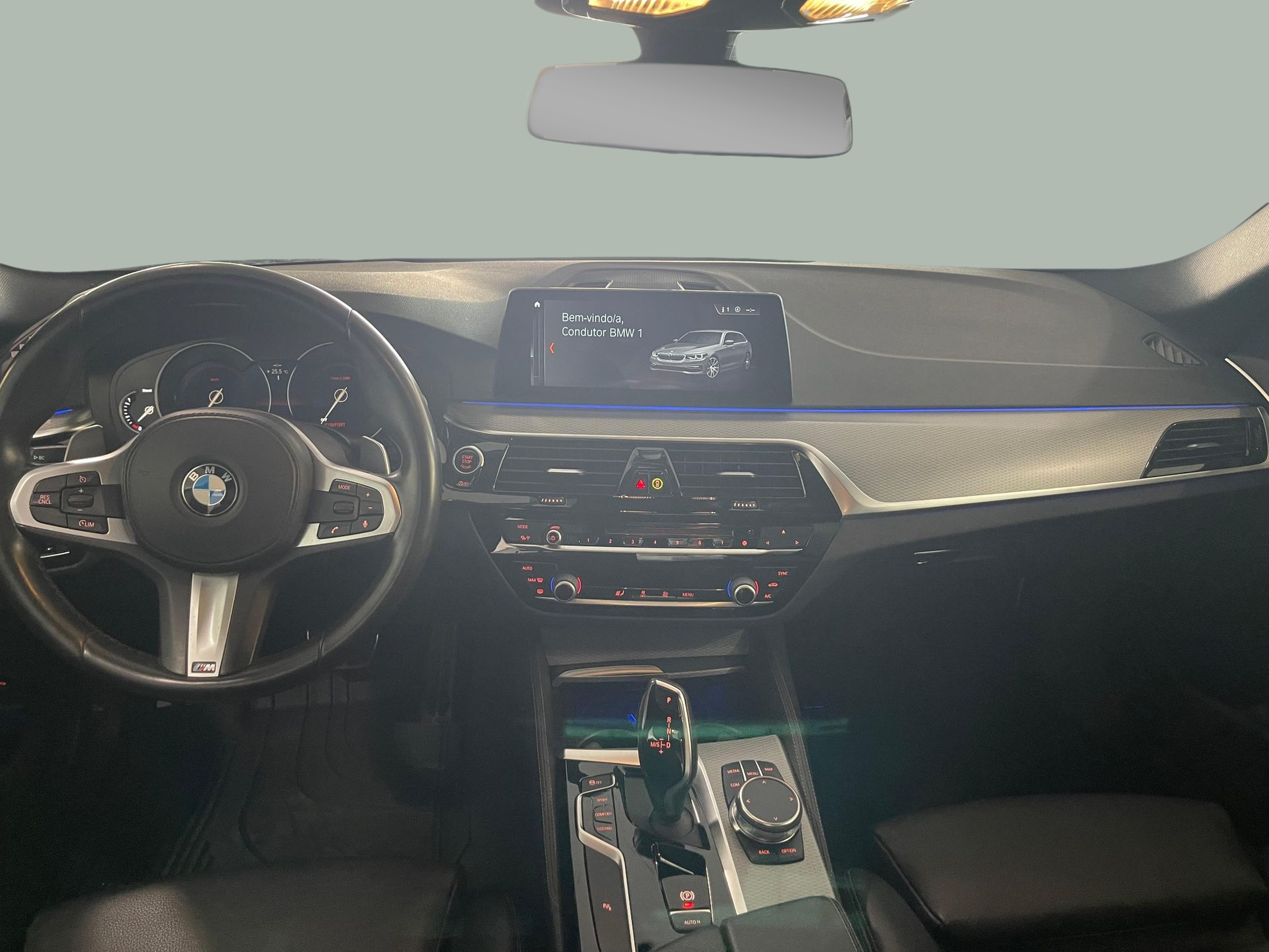 BMW Série 5 530d Berlina color Negro. Año 2019. 195KW(265CV). Diesel. En concesionario Santogal Carnaxide de Oeiras