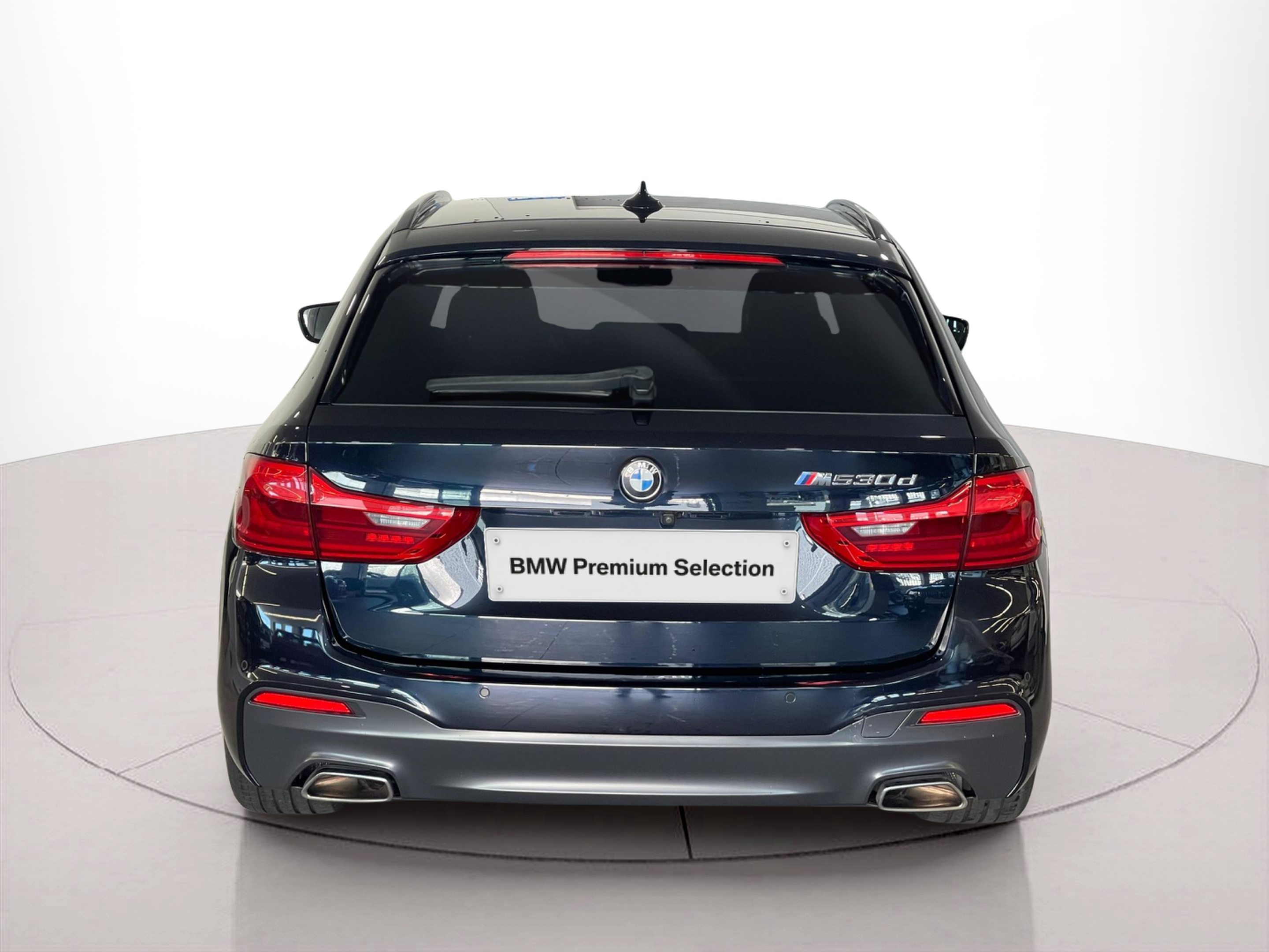BMW Série 5 530d Berlina color Negro. Año 2019. 195KW(265CV). Diesel. En concesionario Santogal Carnaxide de Oeiras