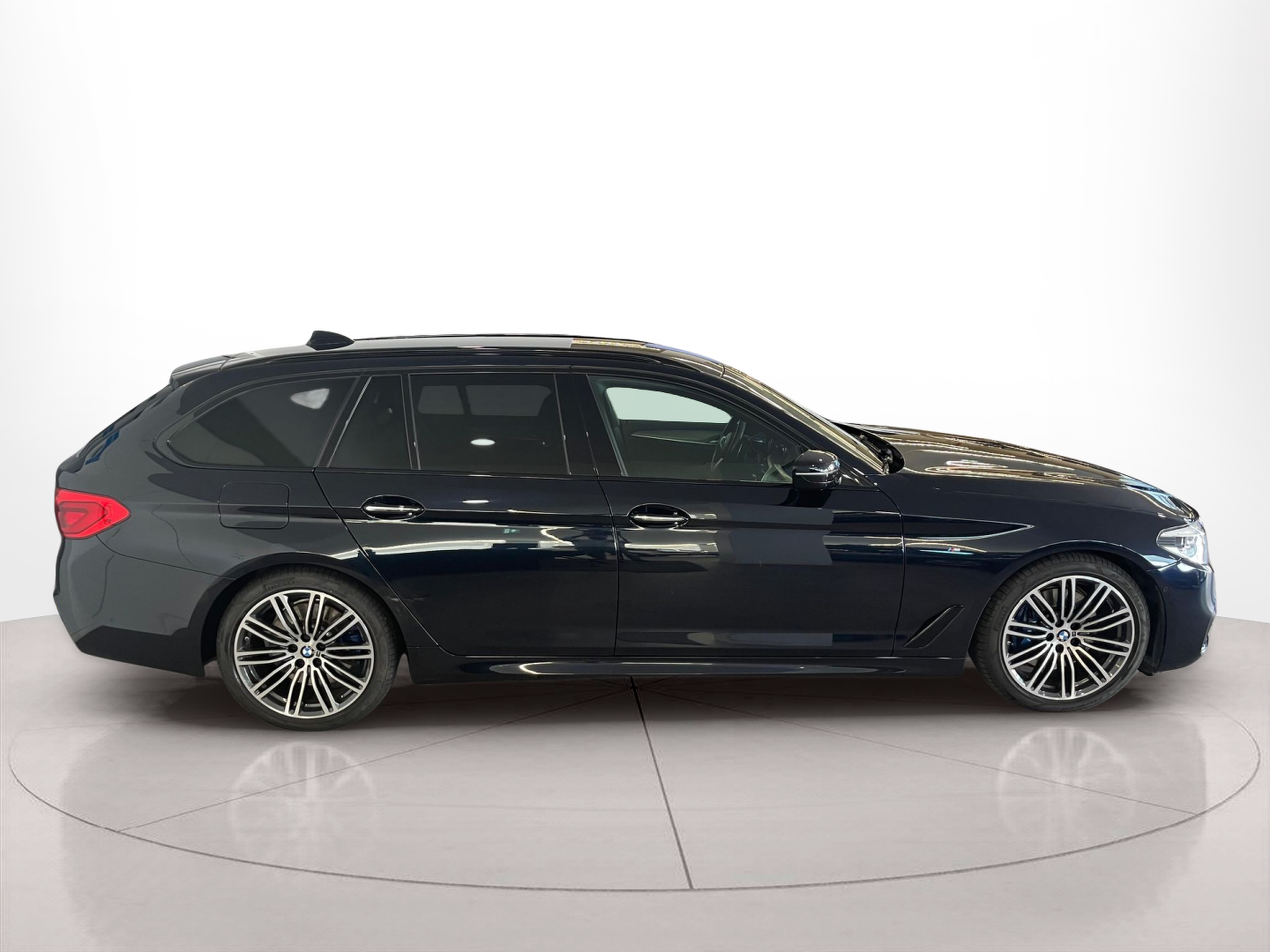 Fotos de BMW Série 5 530d Berlina color Negro. Año 2019. 195KW(265CV). Diesel. En concesionario Santogal Carnaxide de Oeiras