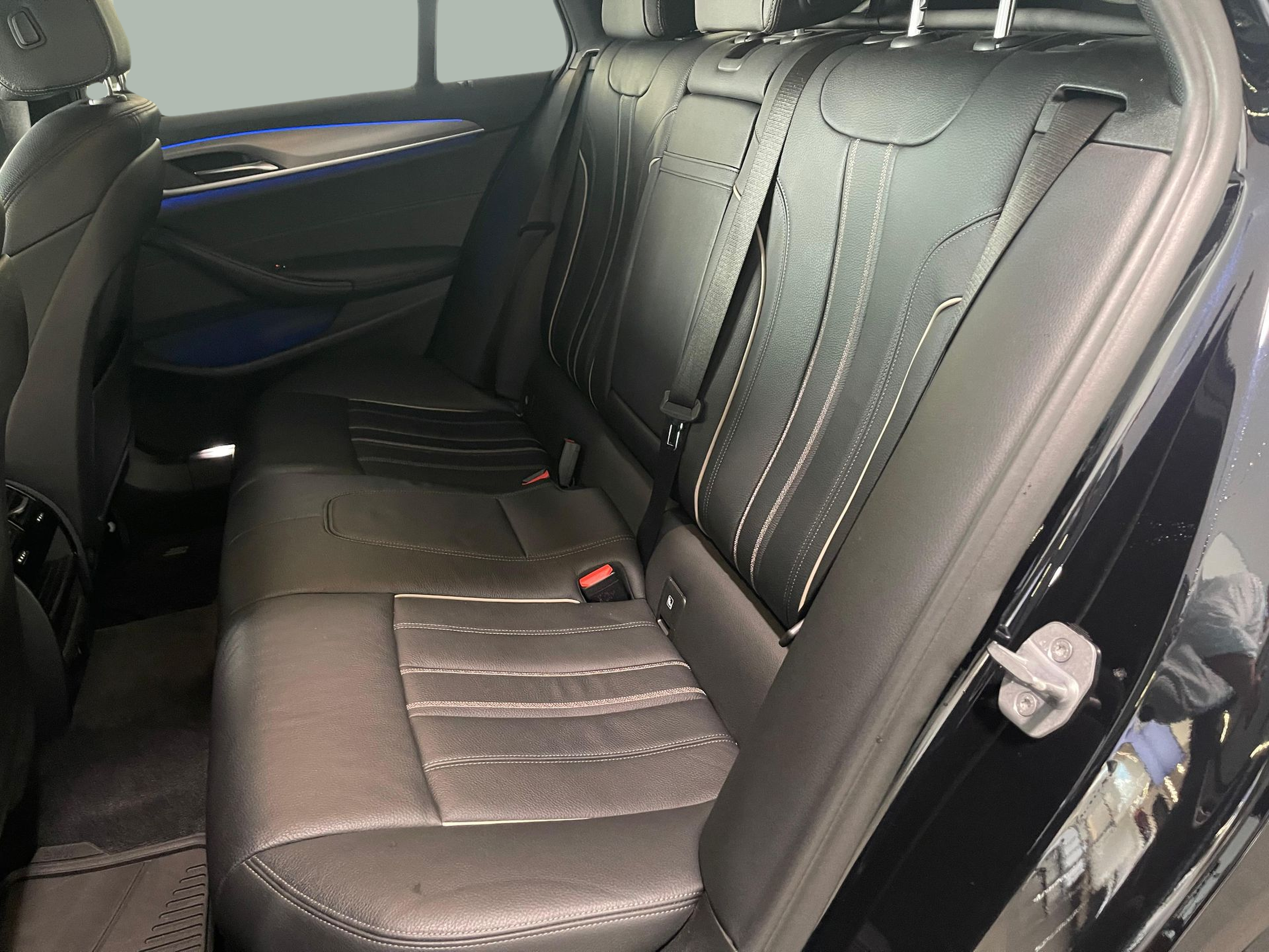 BMW Série 5 530d Berlina color Negro. Año 2019. 195KW(265CV). Diesel. En concesionario Santogal Carnaxide de Oeiras