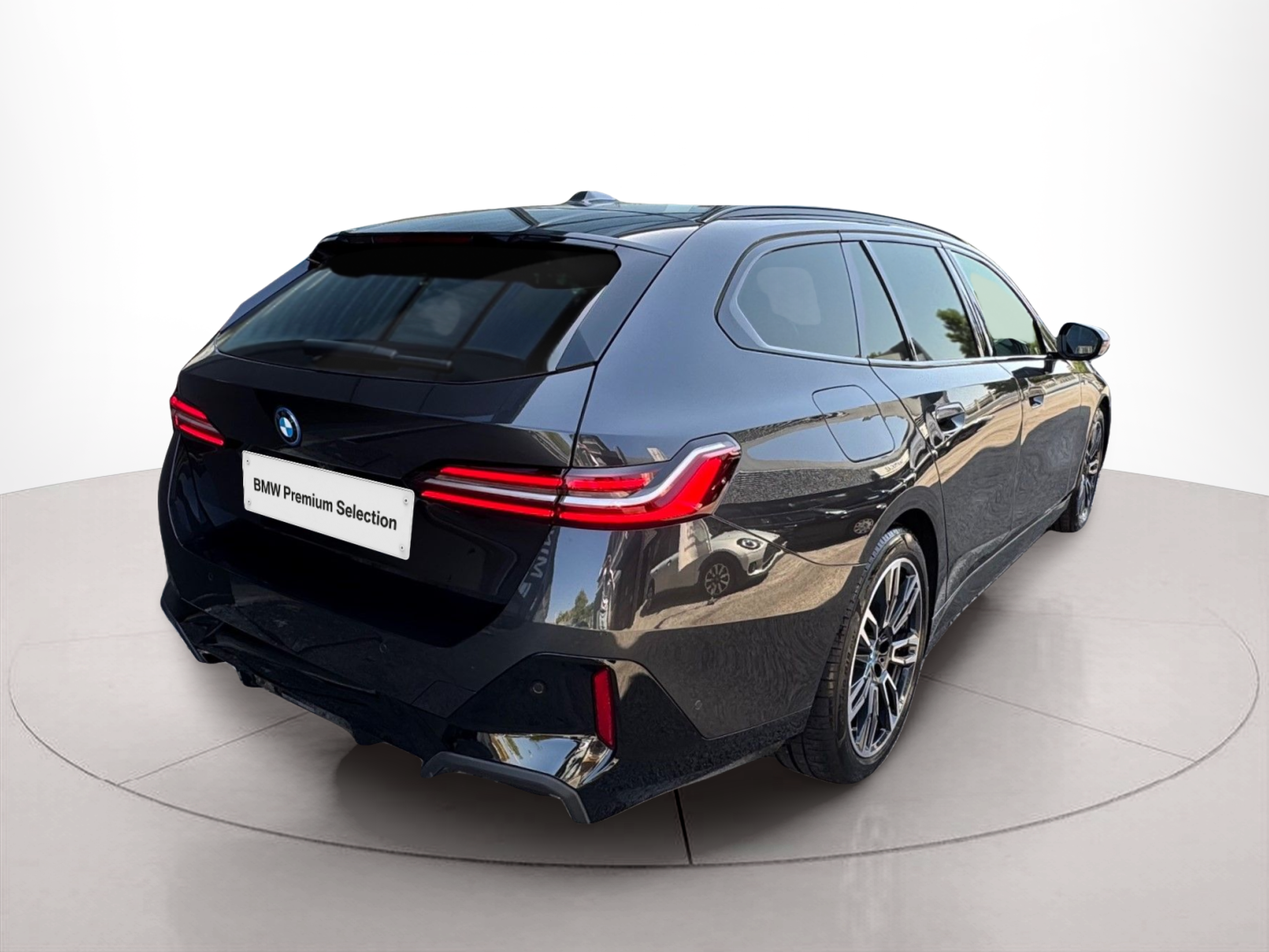 BMW Série 5 530e Touring color Gris. Año 2024. 220KW(299CV). Elétrico / Gasolina Híbrido. En concesionario Santogal Oeiras de Oeiras