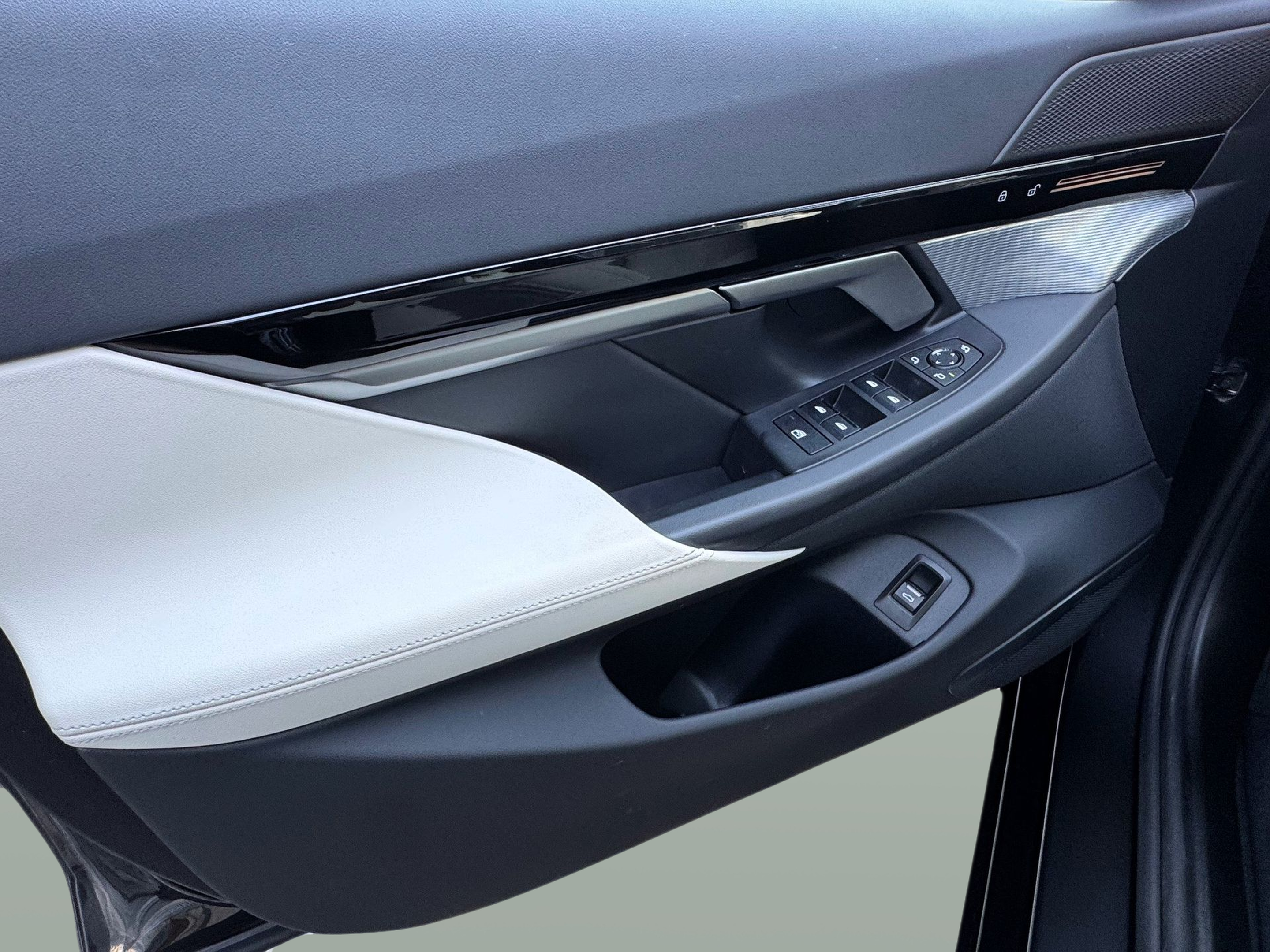BMW Série 5 530e Touring color Gris. Año 2024. 220KW(299CV). Elétrico / Gasolina Híbrido. En concesionario Santogal Oeiras de Oeiras