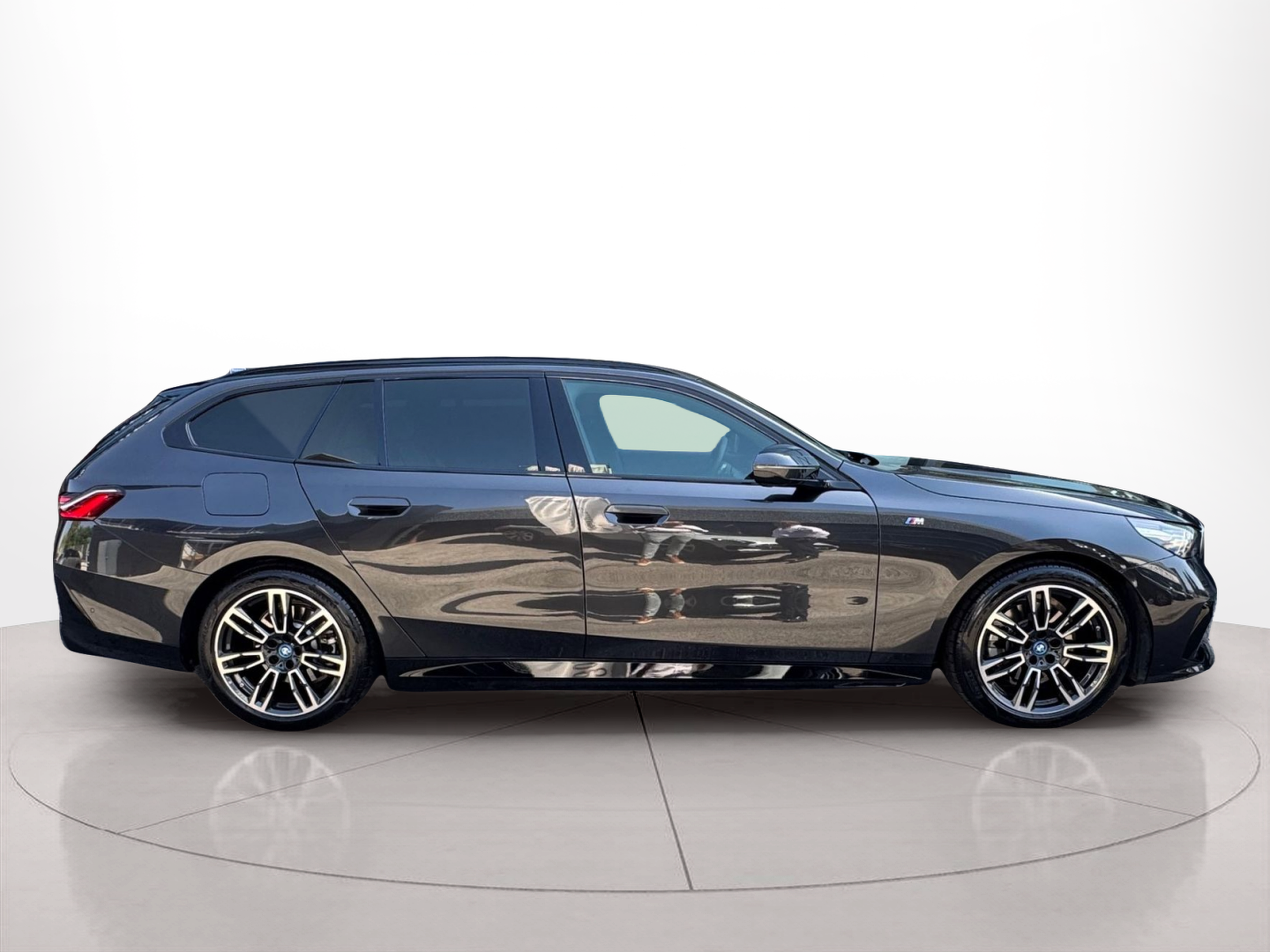 BMW Série 5 530e Touring color Gris. Año 2024. 220KW(299CV). Elétrico / Gasolina Híbrido. En concesionario Santogal Oeiras de Oeiras