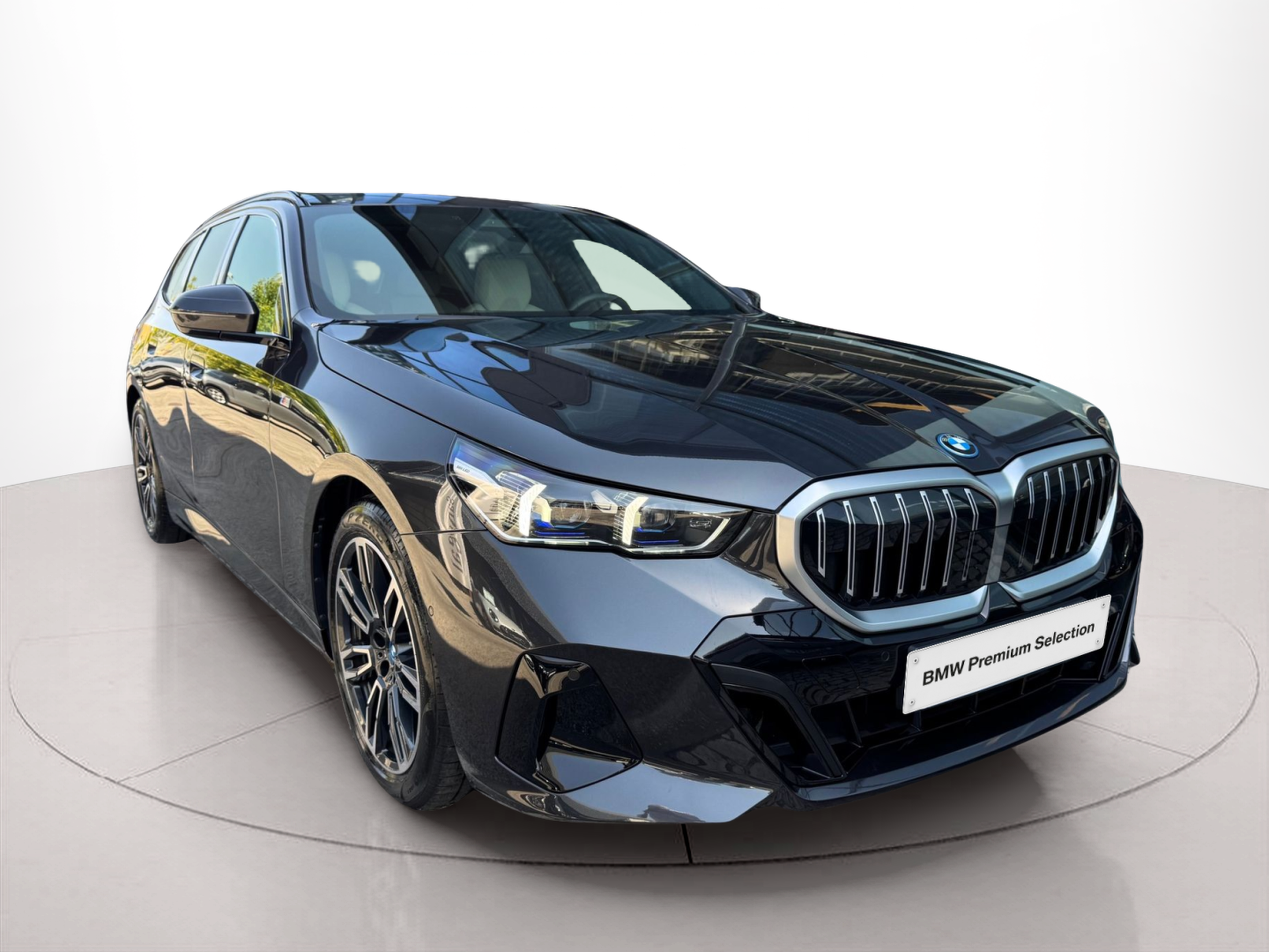 Fotos de BMW Série 5 530e Touring color Gris. Año 2024. 220KW(299CV). Elétrico / Gasolina Híbrido. En concesionario Santogal Oeiras de Oeiras