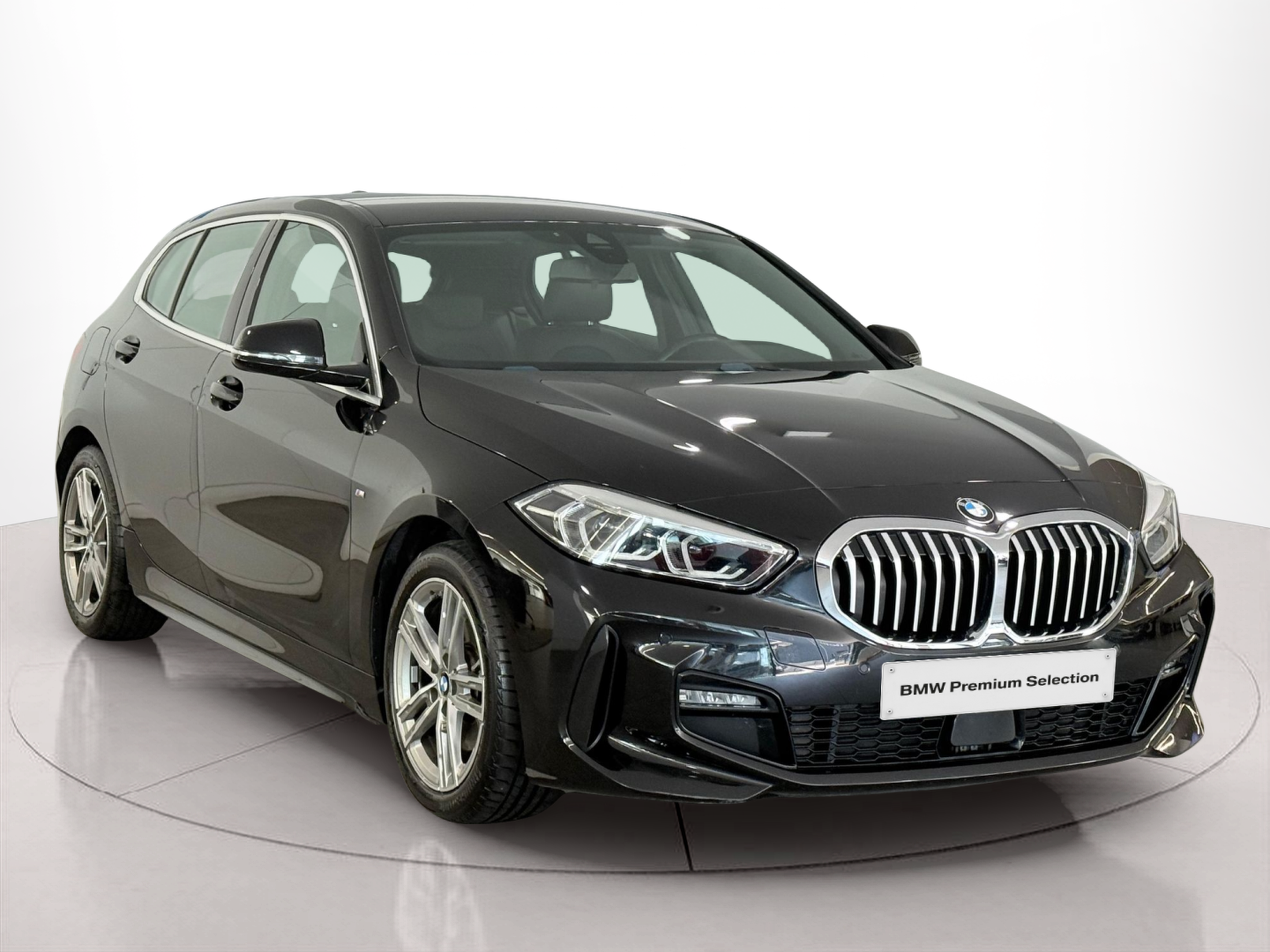 BMW Série 1 118i color Negro. Año 2021. 103KW(140CV). Gasolina. En concesionario Santogal Carnaxide de Oeiras