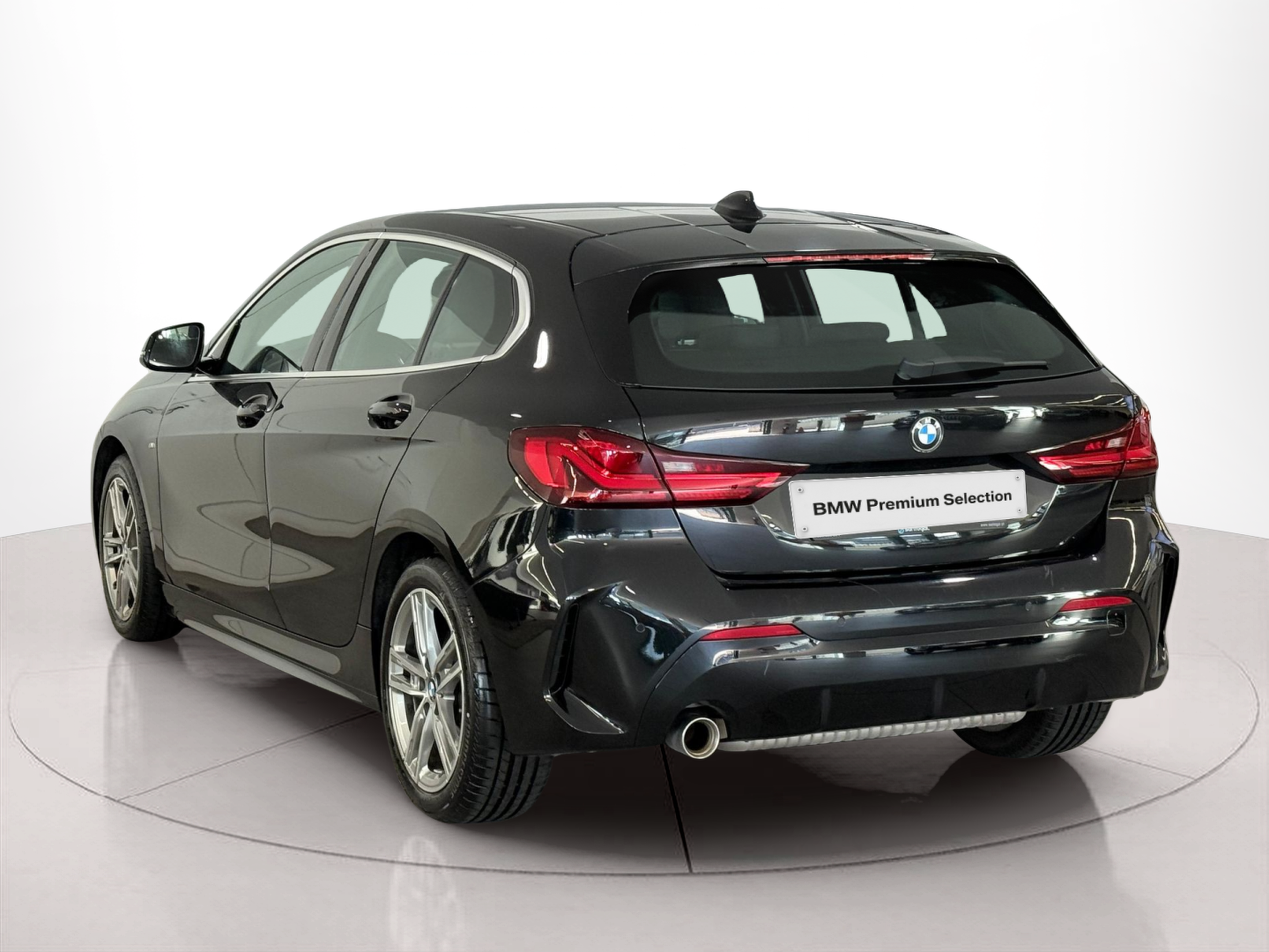 BMW Série 1 118i color Negro. Año 2021. 103KW(140CV). Gasolina. En concesionario Santogal Carnaxide de Oeiras