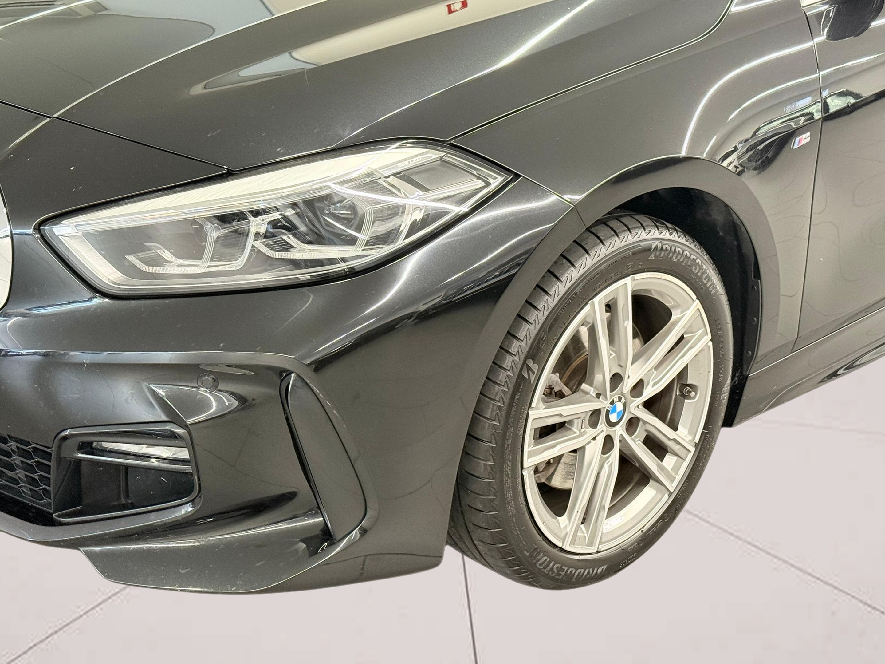 BMW Série 1 118i color Negro. Año 2021. 103KW(140CV). Gasolina. En concesionario Santogal Carnaxide de Oeiras