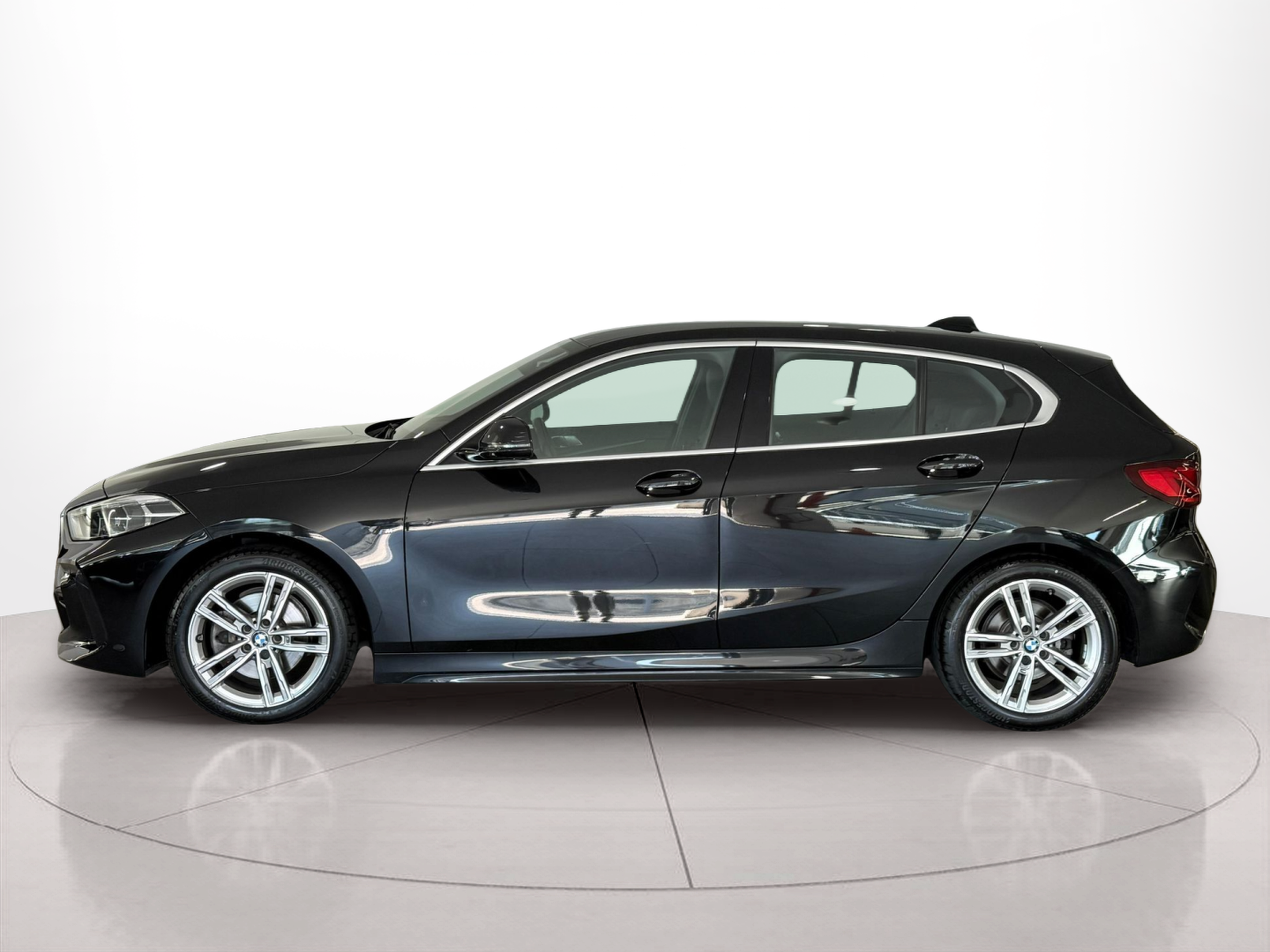 BMW Série 1 118i color Negro. Año 2021. 103KW(140CV). Gasolina. En concesionario Santogal Carnaxide de Oeiras
