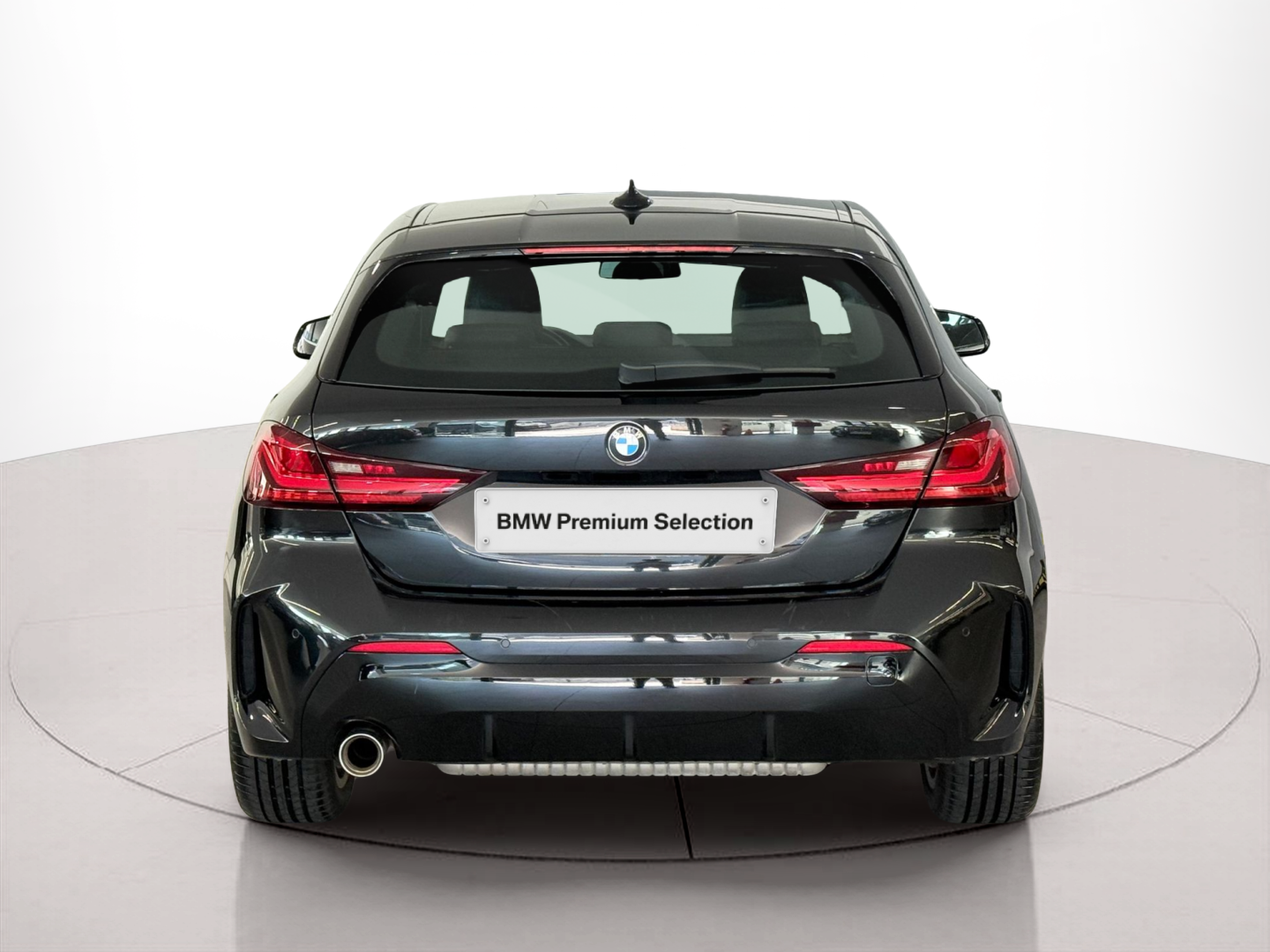 BMW Série 1 118i color Negro. Año 2021. 103KW(140CV). Gasolina. En concesionario Santogal Carnaxide de Oeiras