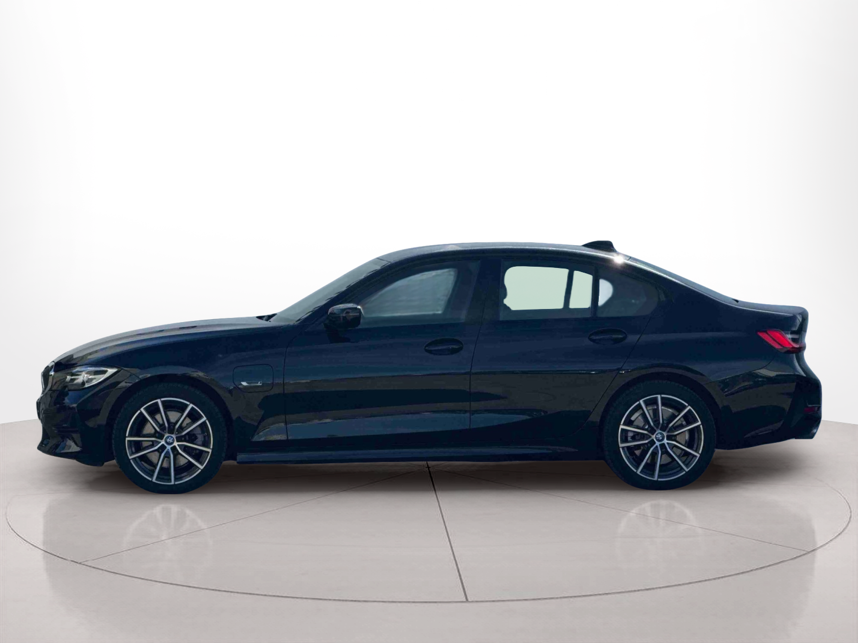 Fotos de BMW Série 3 320e Berlina color Negro. Año 2022. 150KW(204CV). Elétrico / Gasolina Híbrido. En concesionario Santogal Praça de Espanha - Lisboa de Lisboa